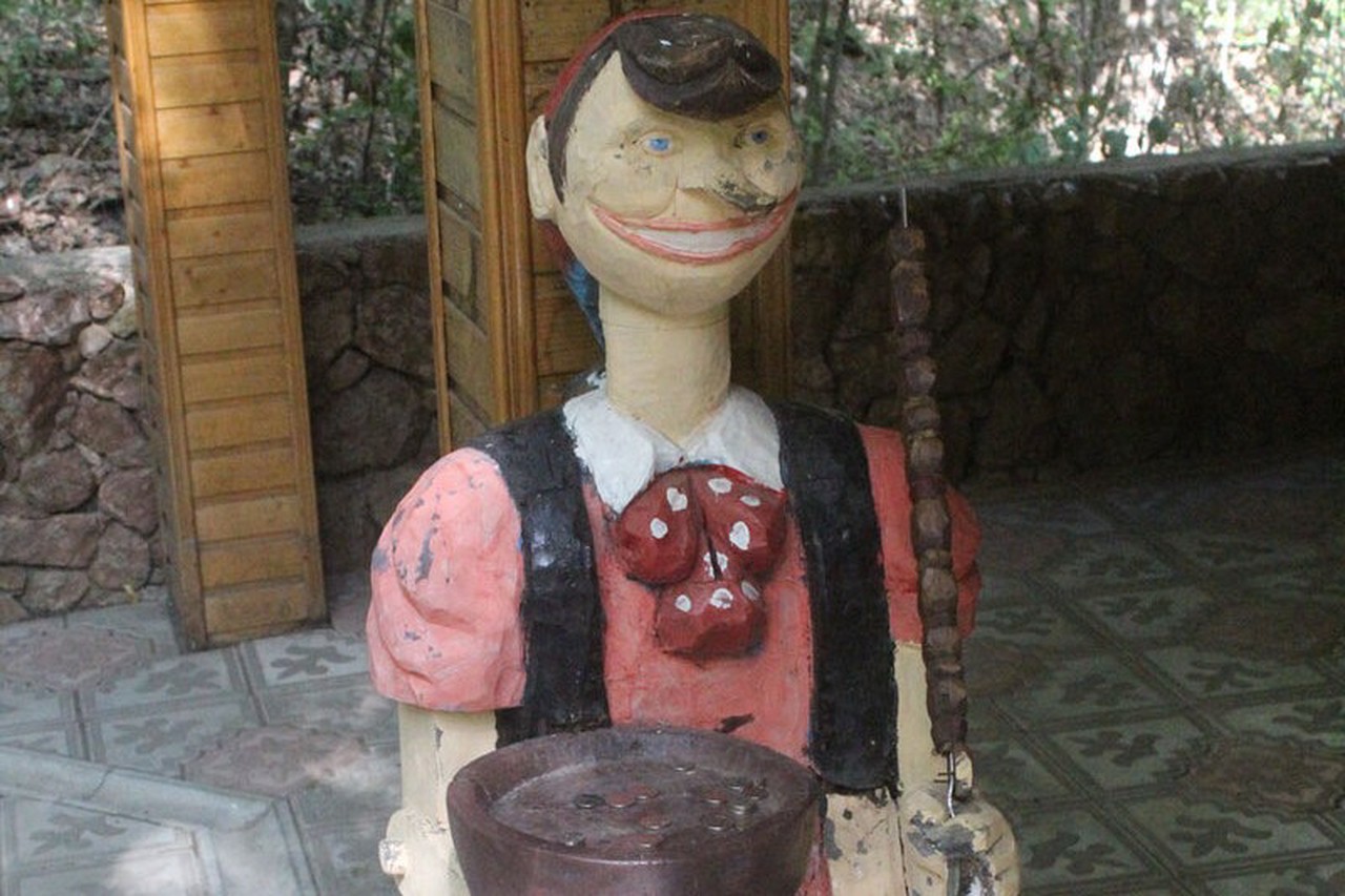 Оставили с носом: в каких городах России скульпторы перестарались с памятниками Буратино