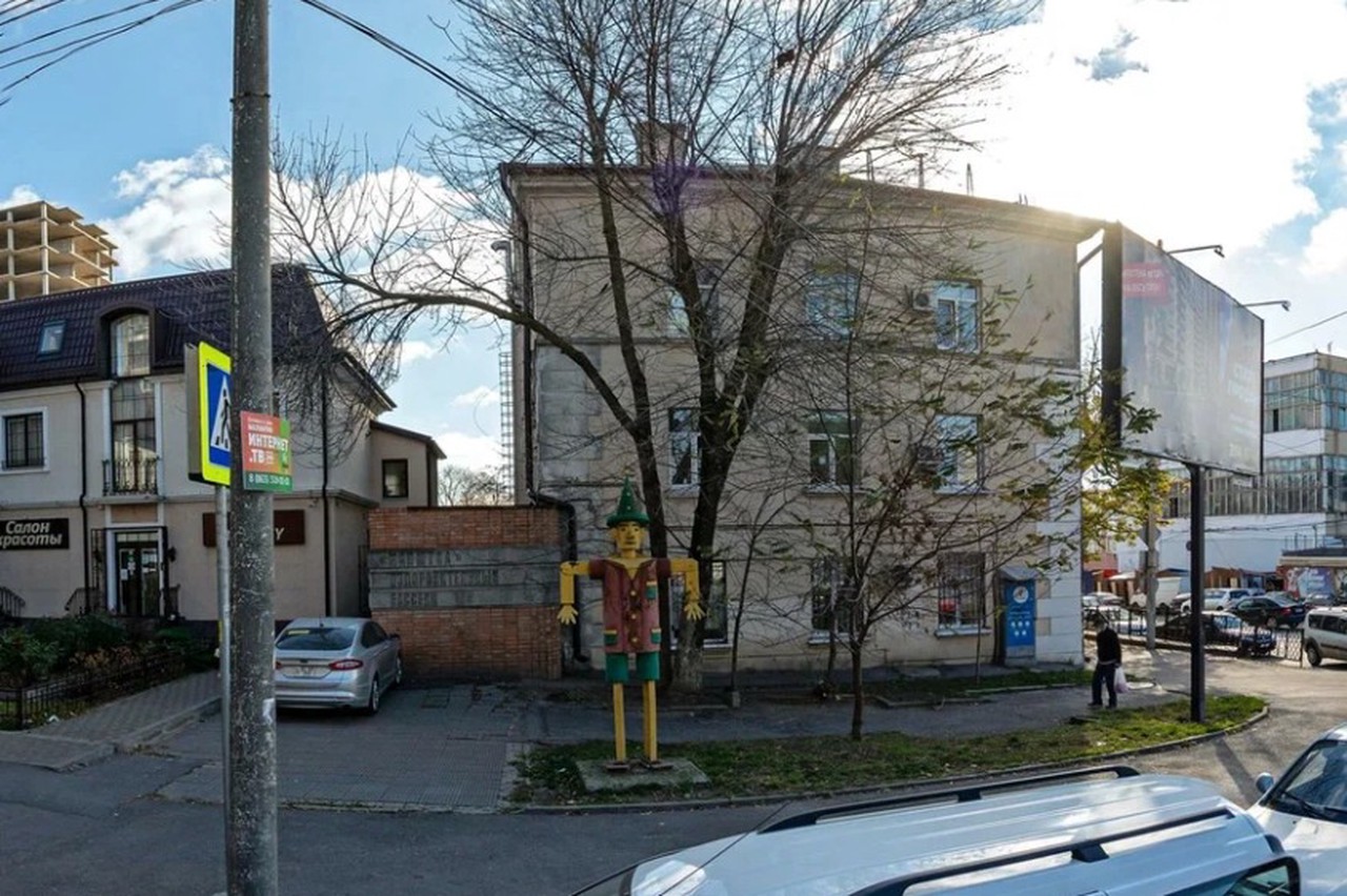 Оставили с носом: в каких городах России скульпторы перестарались с памятниками Буратино