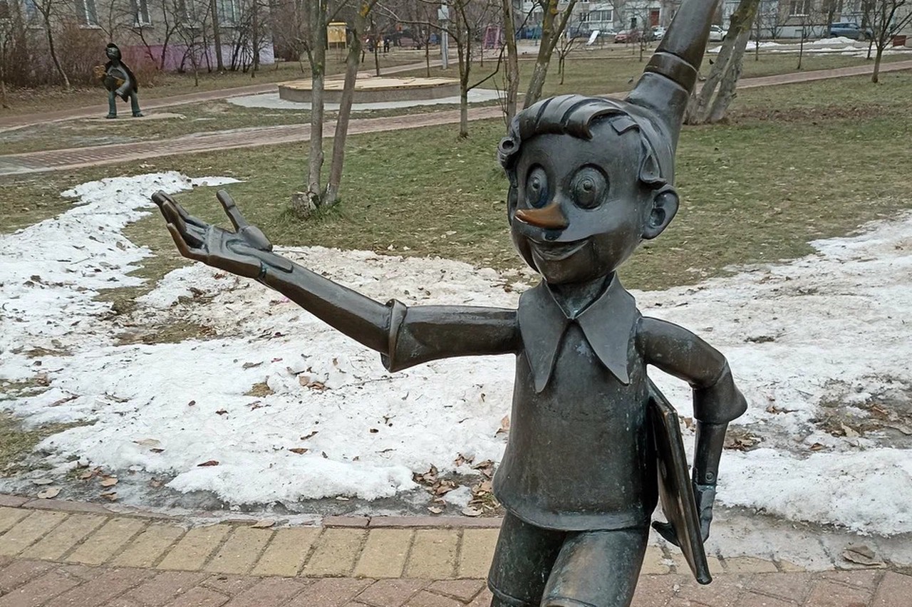 Оставили с носом: в каких городах России скульпторы перестарались с памятниками Буратино