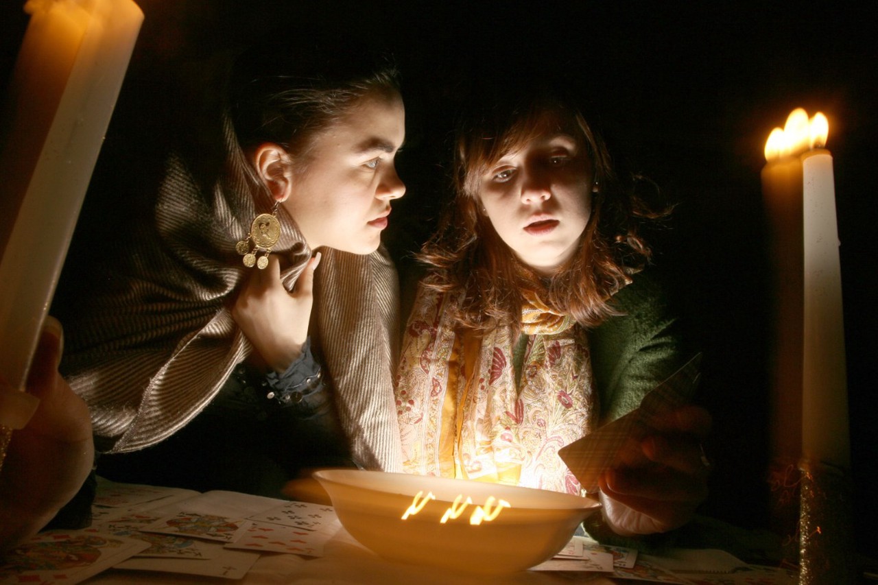 Предновогодние гадания: от советского «хрустального шара» из телевизора до самых жутких деревенских ритуалов