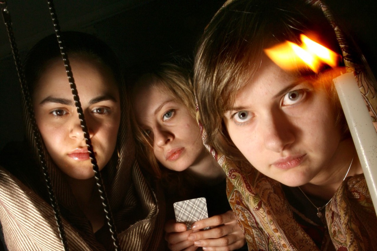 Предновогодние гадания: от советского «хрустального шара» из телевизора до самых жутких деревенских ритуалов