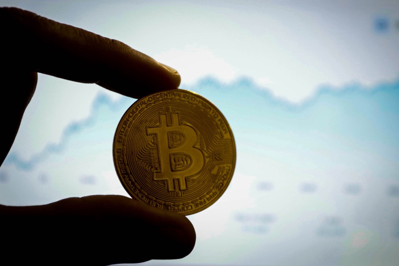 Куда вложить деньги в конце 2025 года: обзор инструментов для сохранения и приумножения капитала