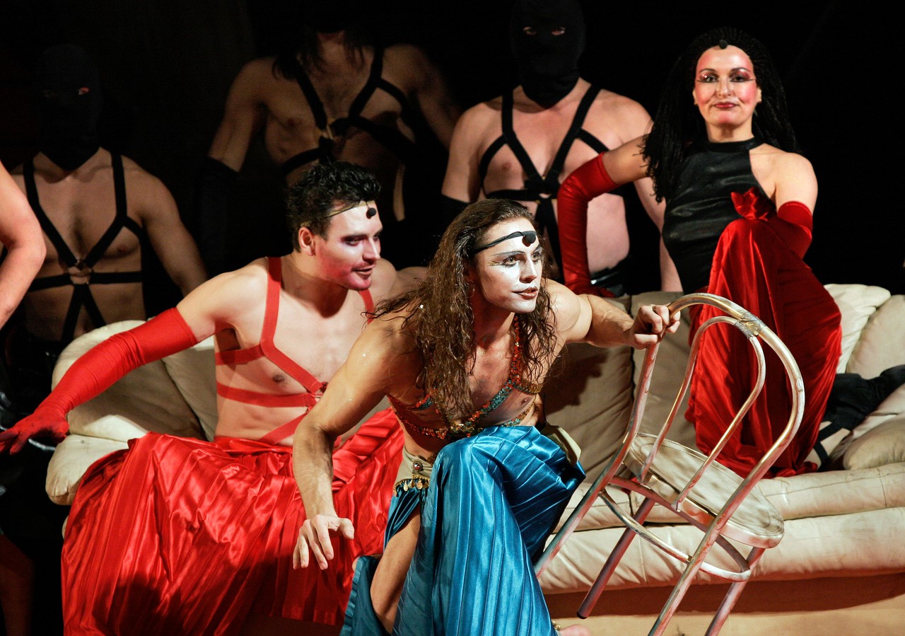 Срывал новации: что делало постановки Романа Виктюка неповторимыми