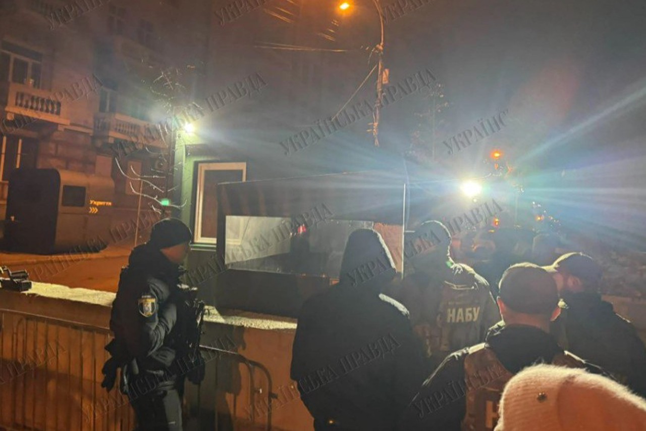 Мрак по расчету: с чьей подачи в Киеве обыскивают офис президента