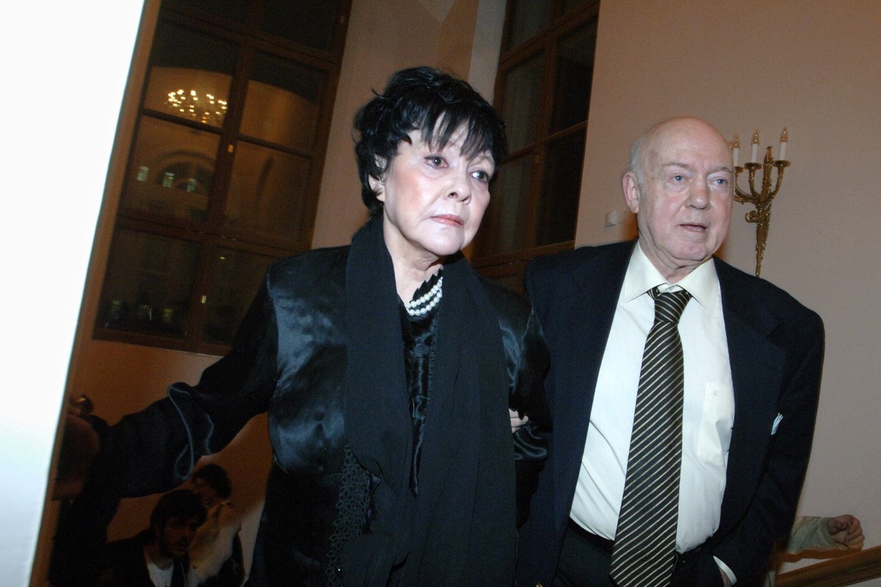 Черным по Белле: какие трагедии произошли в жизни поэтессы Ахмадулиной