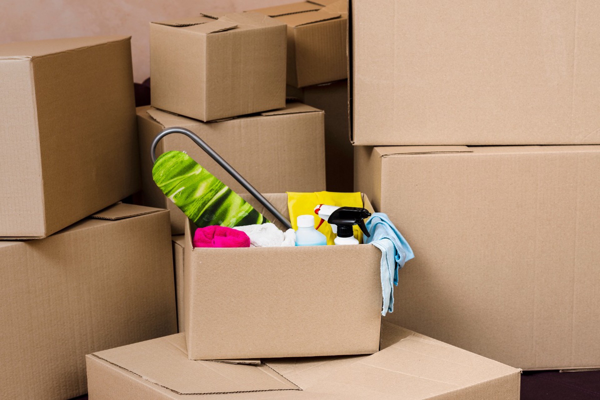 Юрист рассказал, как бороться с оставляющим вещи в общем коридоре соседом