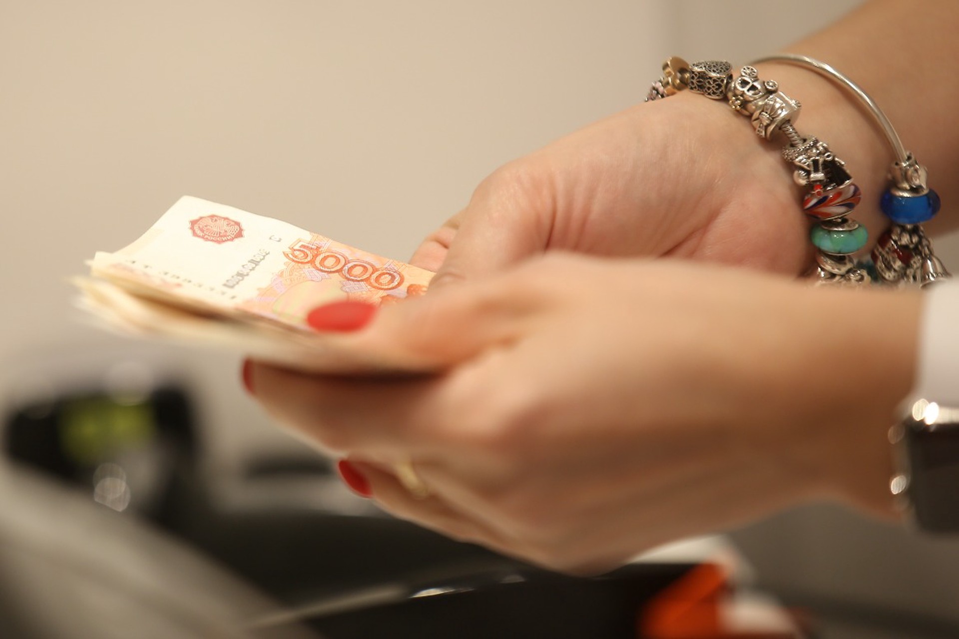 Юрист напомнил, в каких случаях за разглашение размера зарплаты грозит увольнение