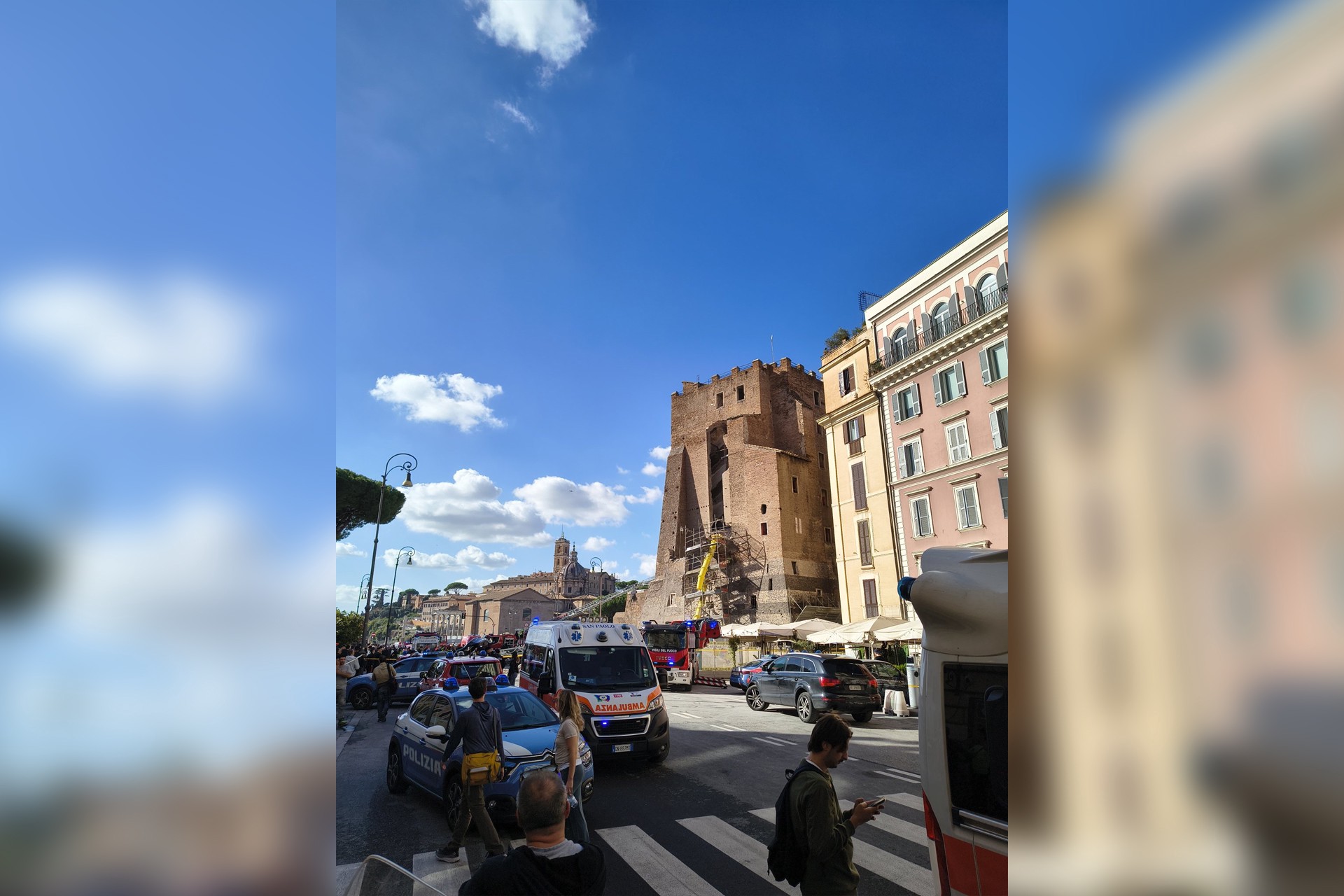 Историческая башня обрушилась на людей в центре Рима