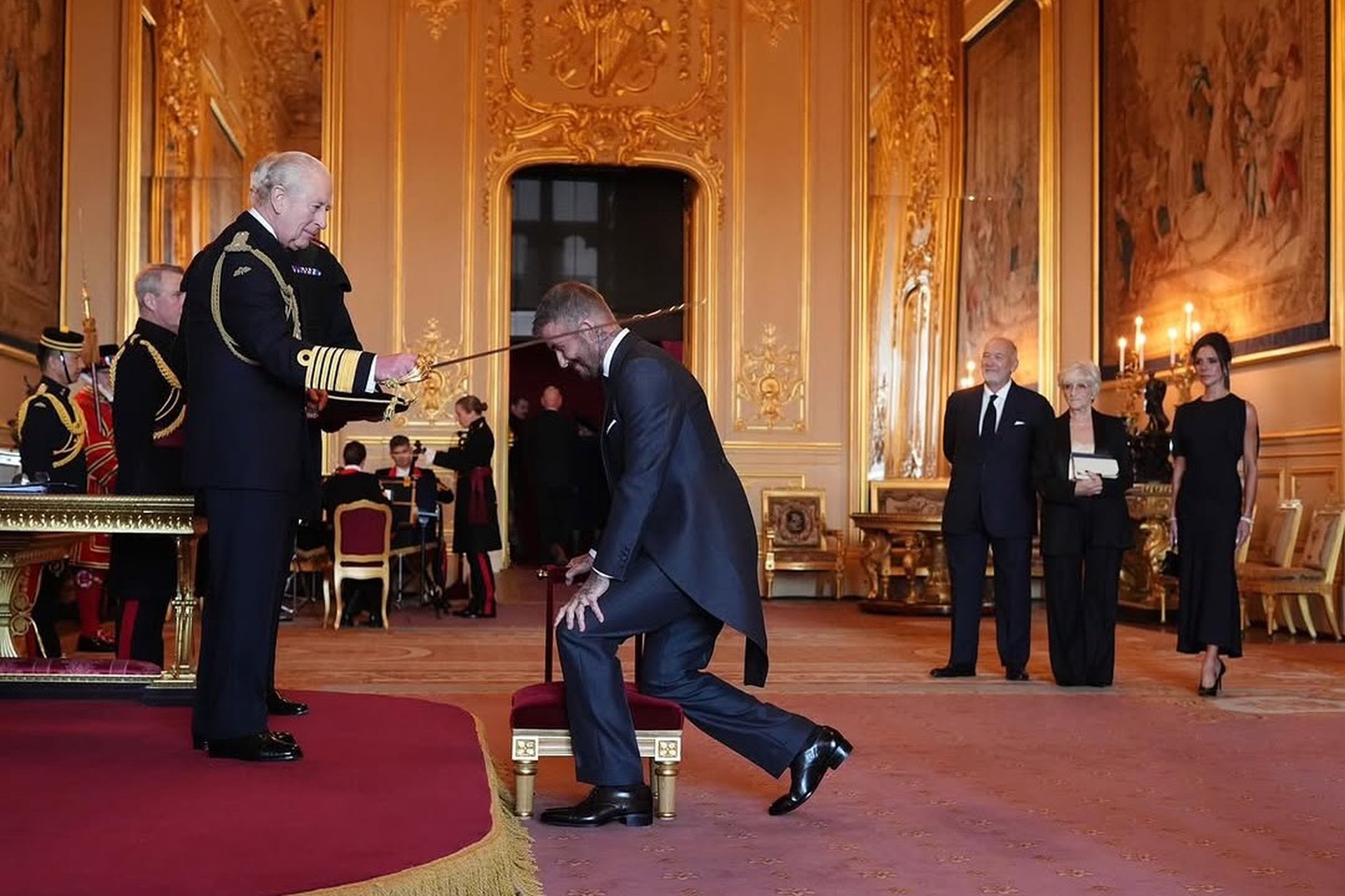 Карл III посвятил футболиста Дэвида Бекхэма в рыцари