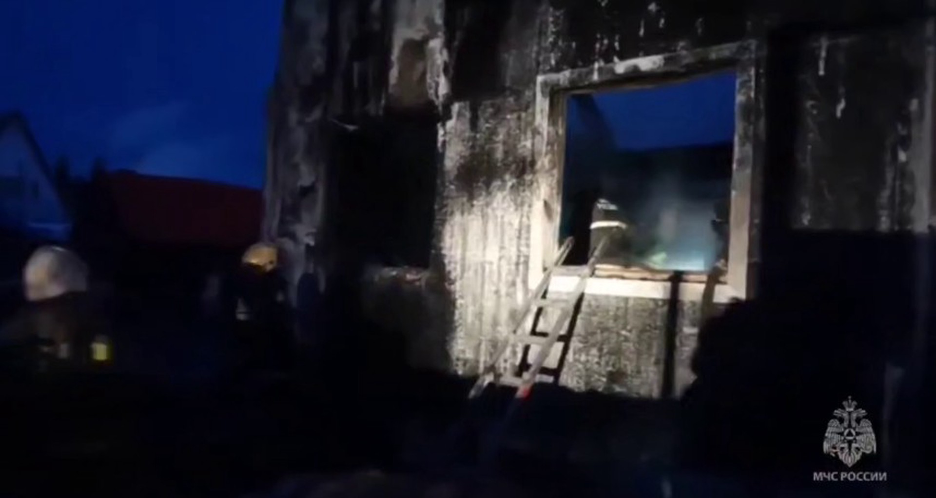 В Сургуте при пожаре в дачном доме погибли семь человек, среди них четверо детей