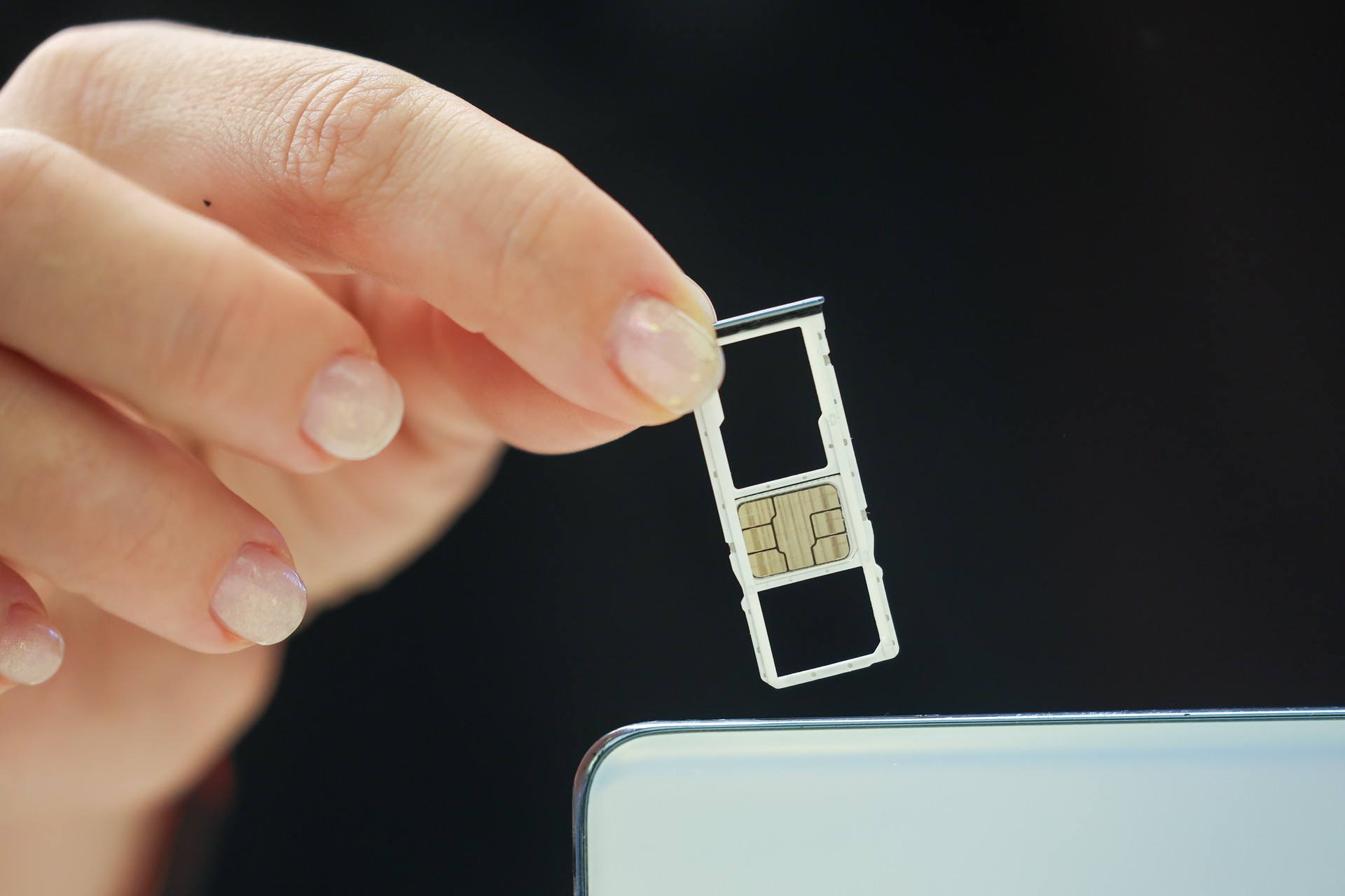 Сим, откройся: как специальные телефонные карты помогут спасти жизни детей в России