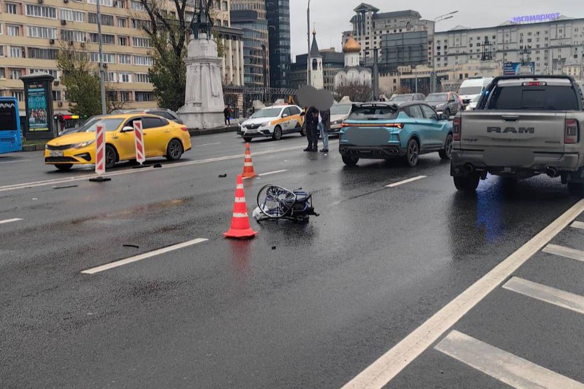 Юрист рассказал, как могут наказать сбивших инвалида-колясочника водителей