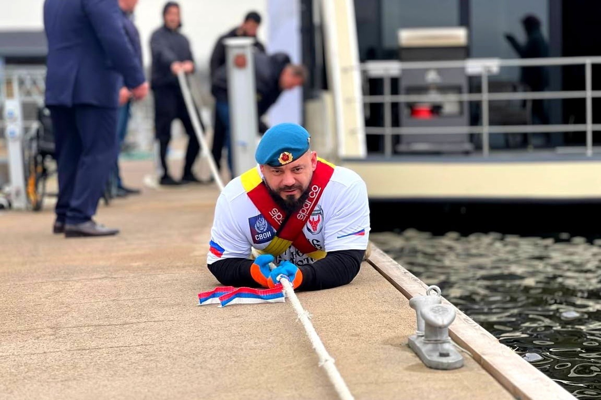 Ветеран-инвалид установил рекорд, руками отбуксировав яхту