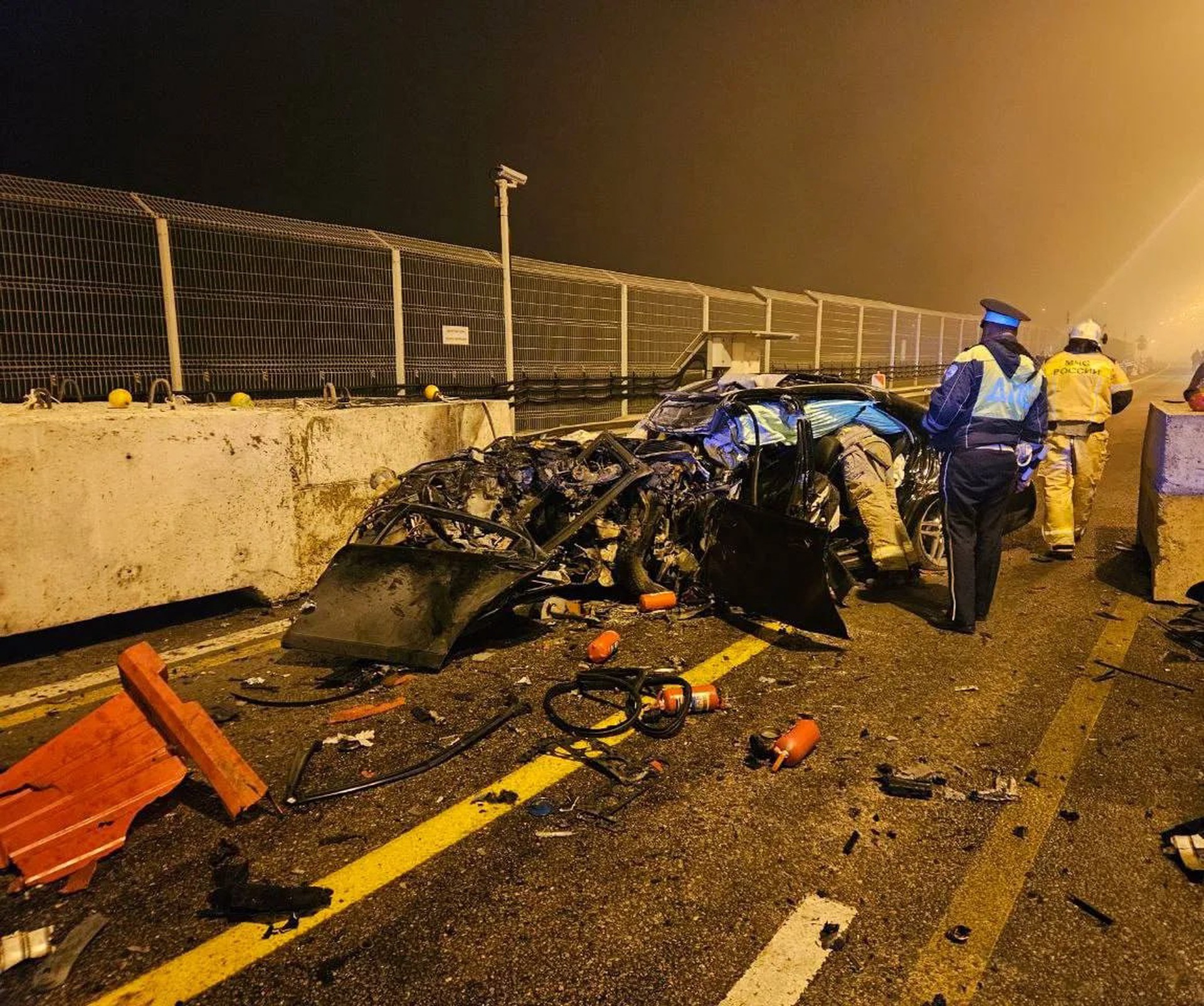 На Крымском мосту Mercedes врезался в ограждение: двое погибших, двое детей ранены