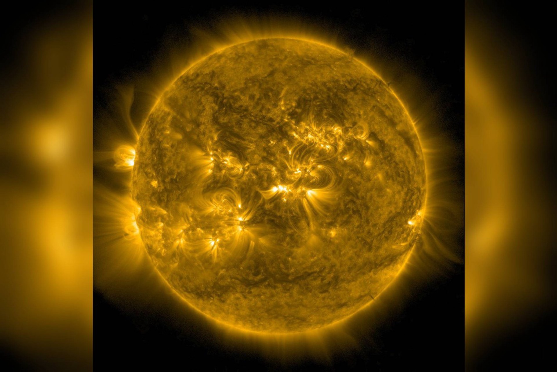 На Солнце произошло более 10 вспышек за сутки
