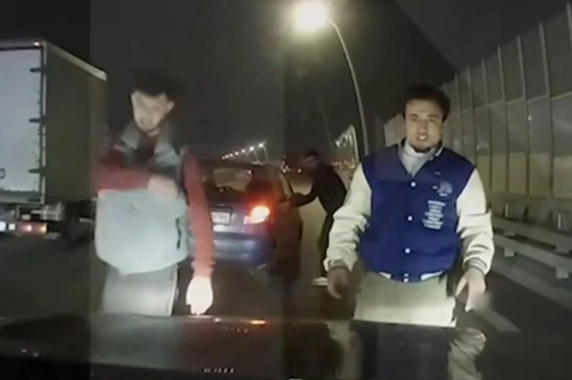 Трое мигрантов в Москве напали на автомобиль с ребенком