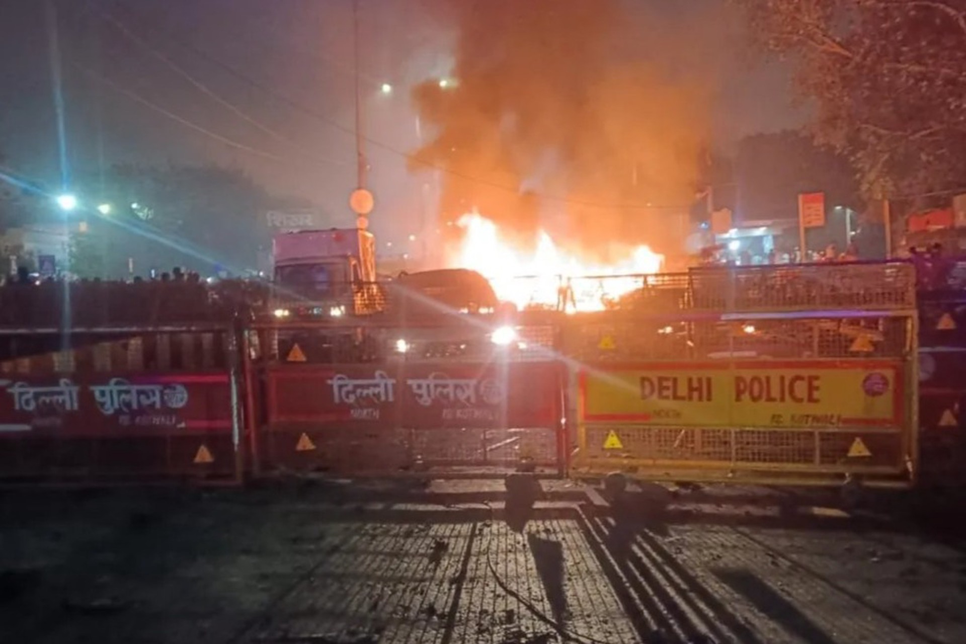 Восемь человек погибли при взрыве машины в Нью-Дели