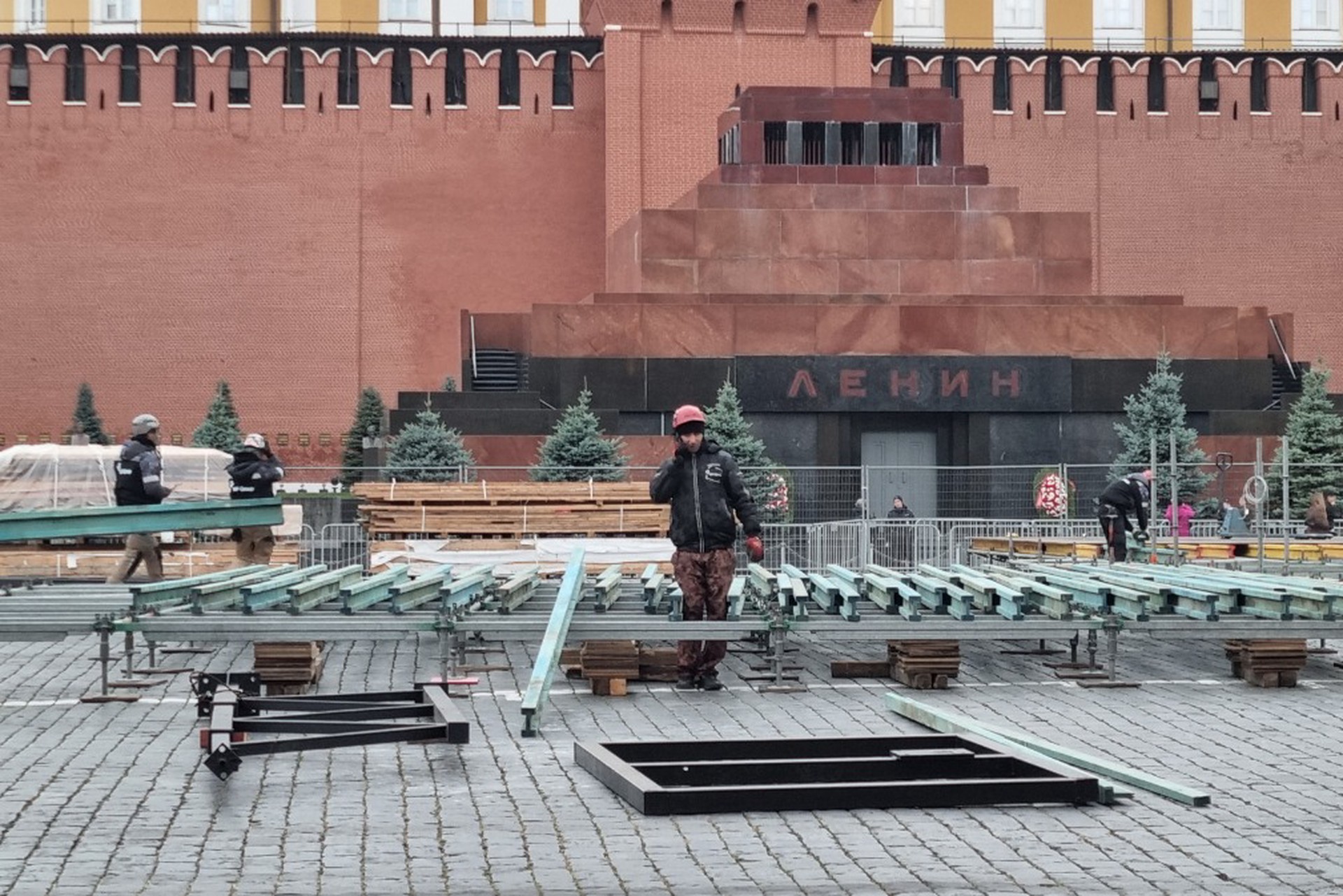 Монтаж декораций к параду Победы начался в Москве