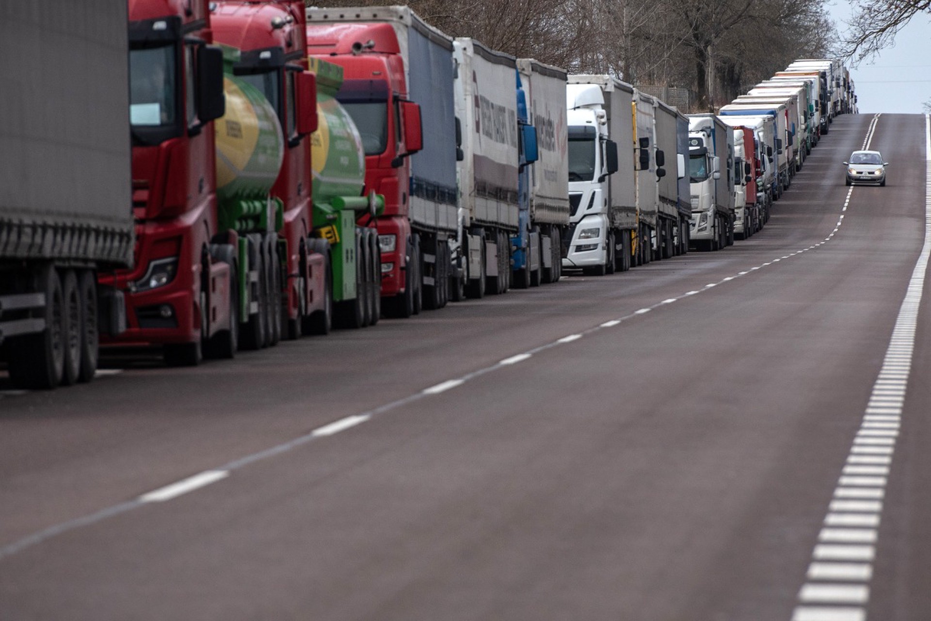 Водителям легковушек стали приходить штрафы из-за грузовиков