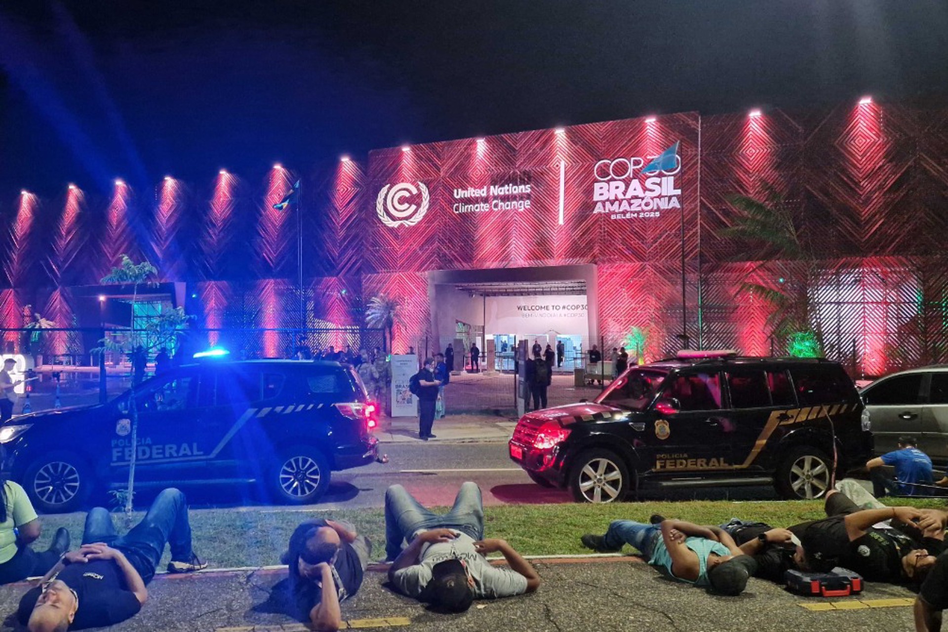 Протестующие устроили драку на климатическом саммите в Бразилии, двое раненых