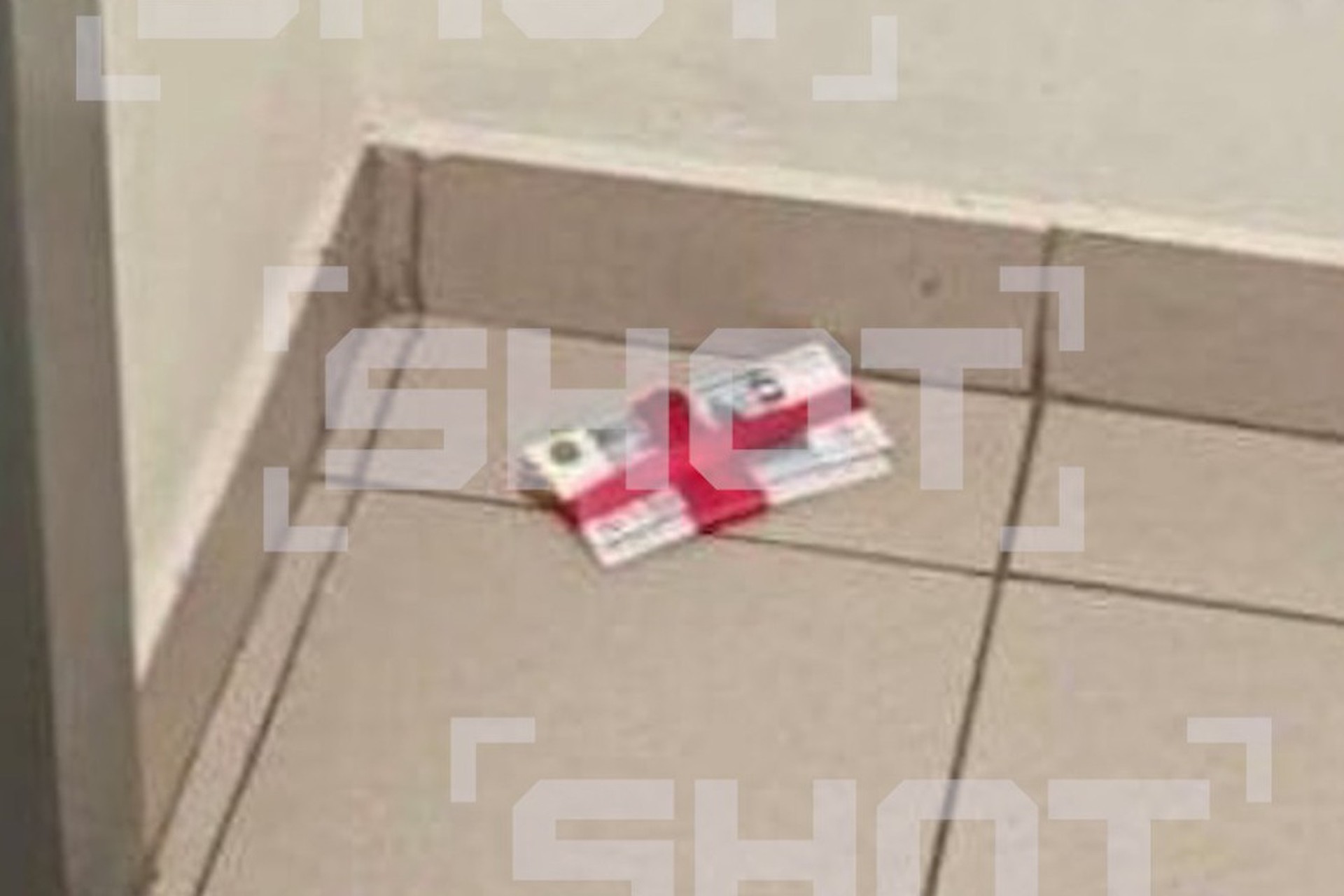 Подозрительную пачку купюр обнаружили в подъезде дома в Москве