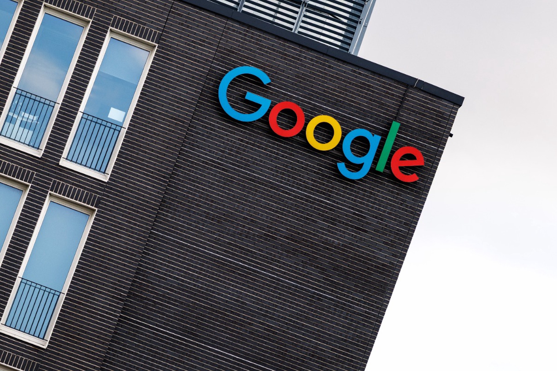 Google обвиняют в слежке за личными данными пользователей с помощью ИИ