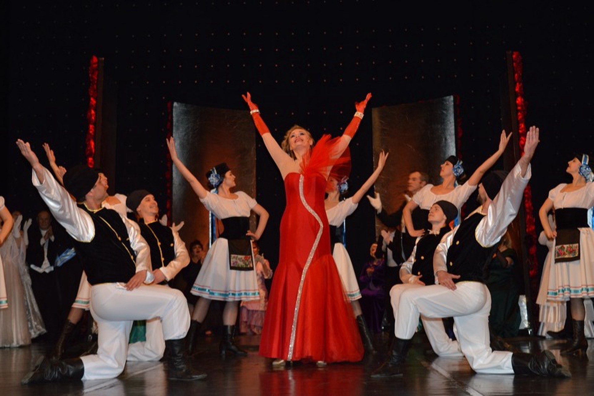 Жен погибших бойцов ВСУ пригласили на спектакль «Веселая вдова»