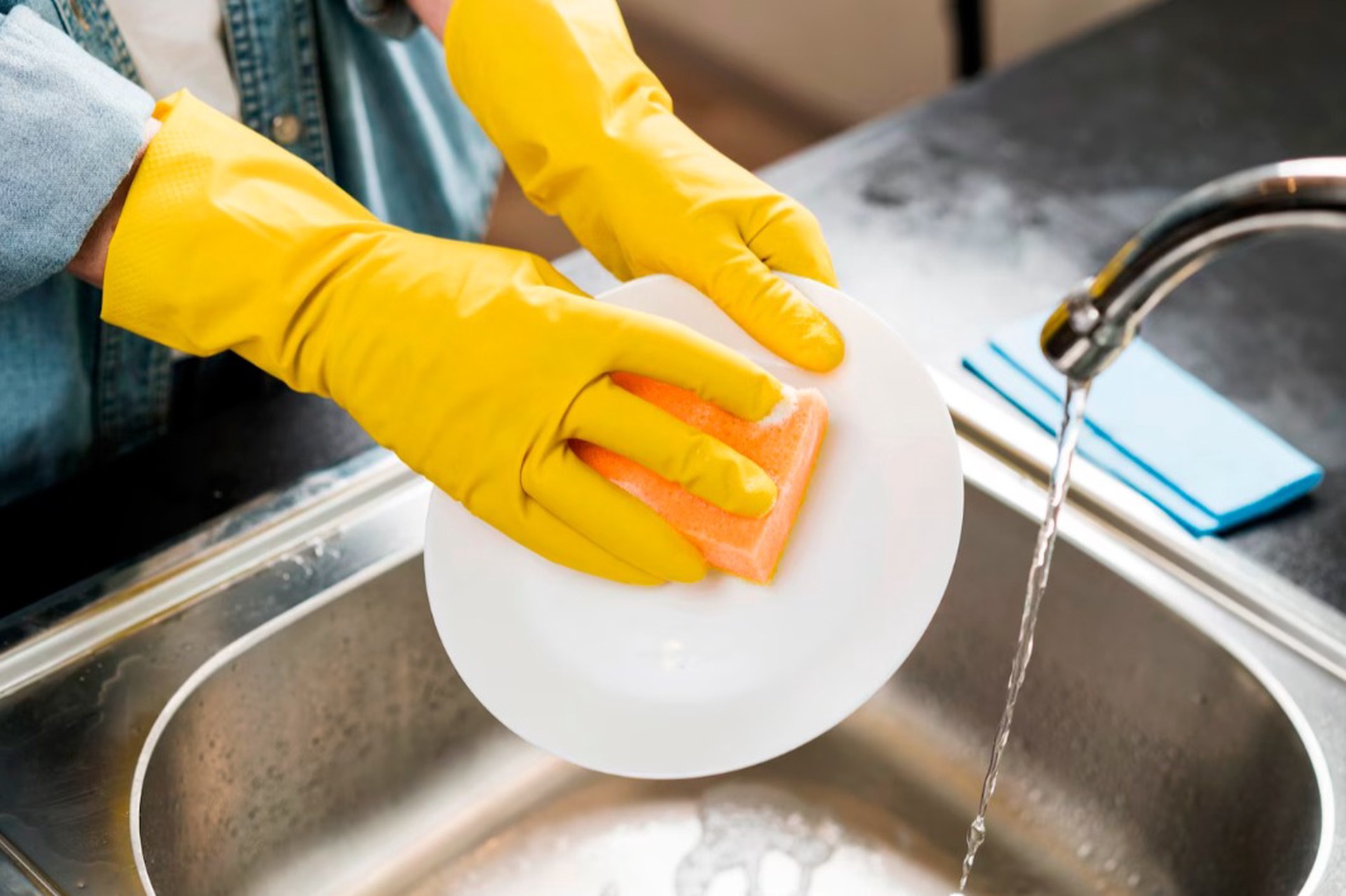 Раскрыта страшная опасность грязных губок для посуды