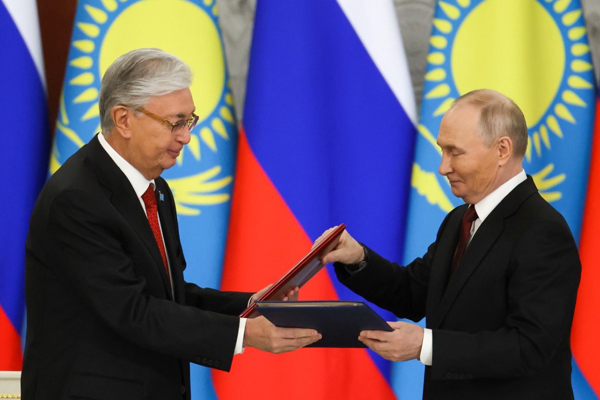 Амурских тигров завезут в Казахстан: Путин подписал договор