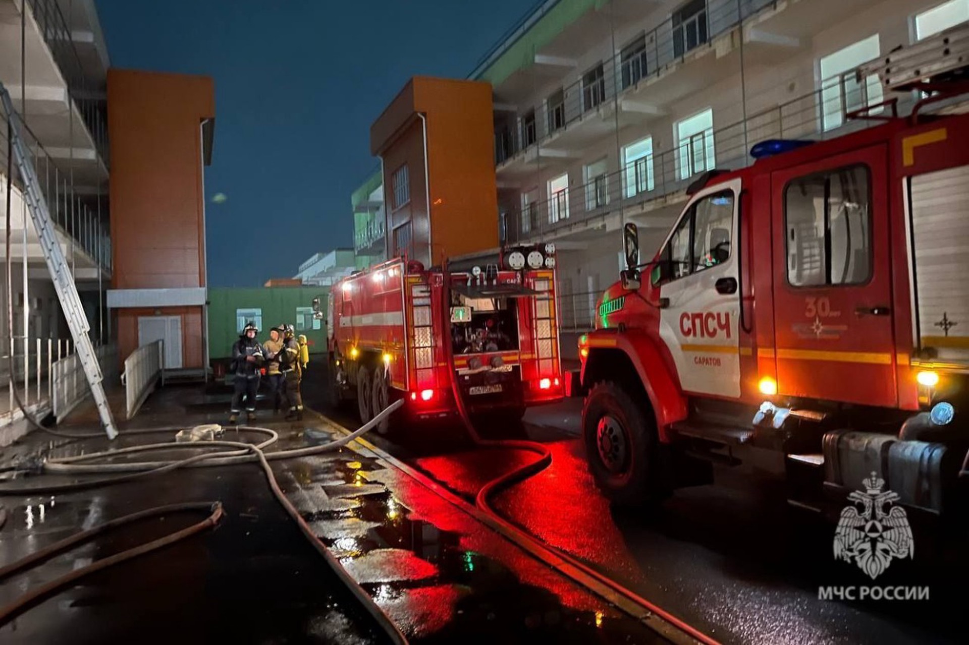 Почти сотню человек спасли из горящей больницы