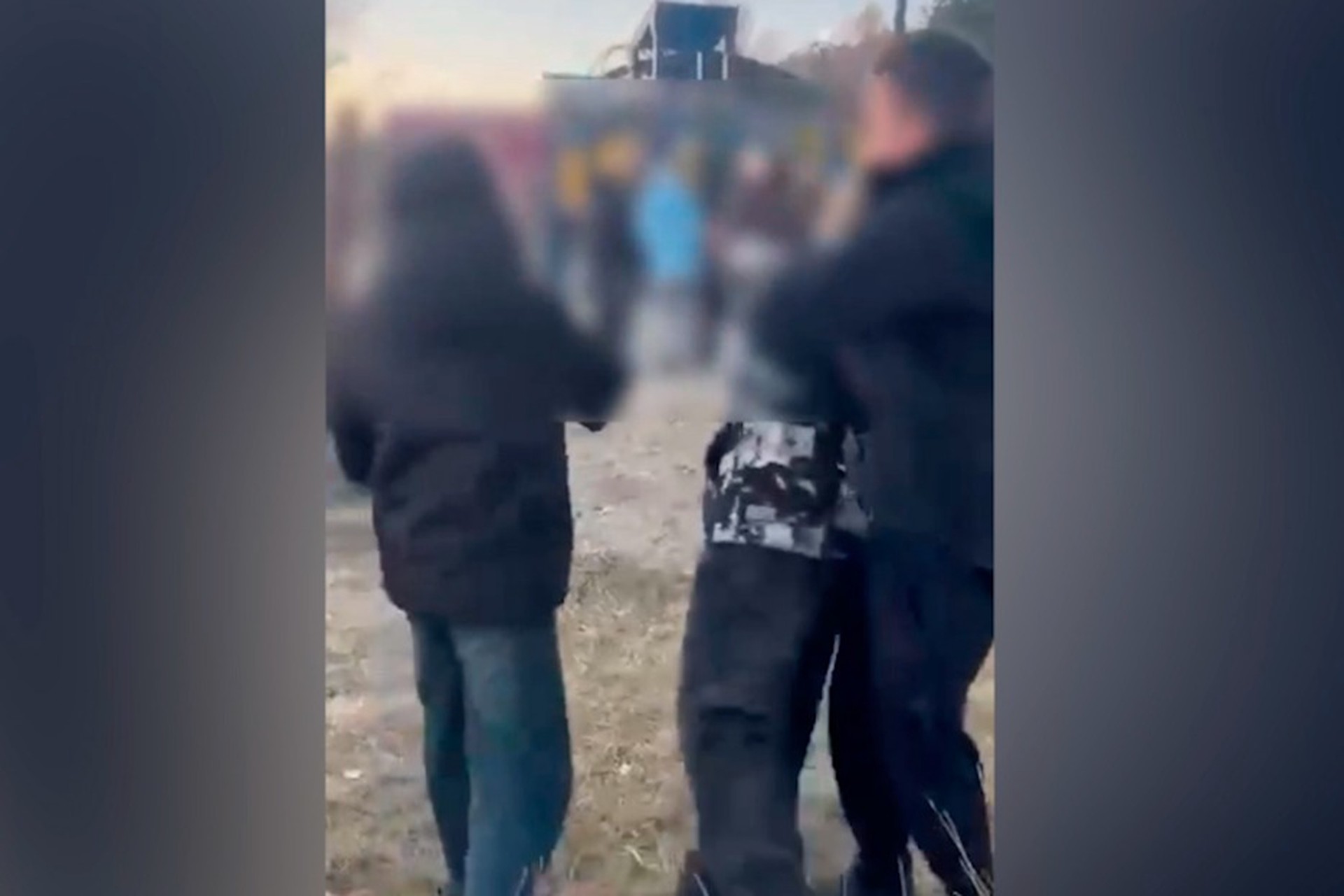 Банда агрессивных школьников жестоко избивает детей в российском поселке