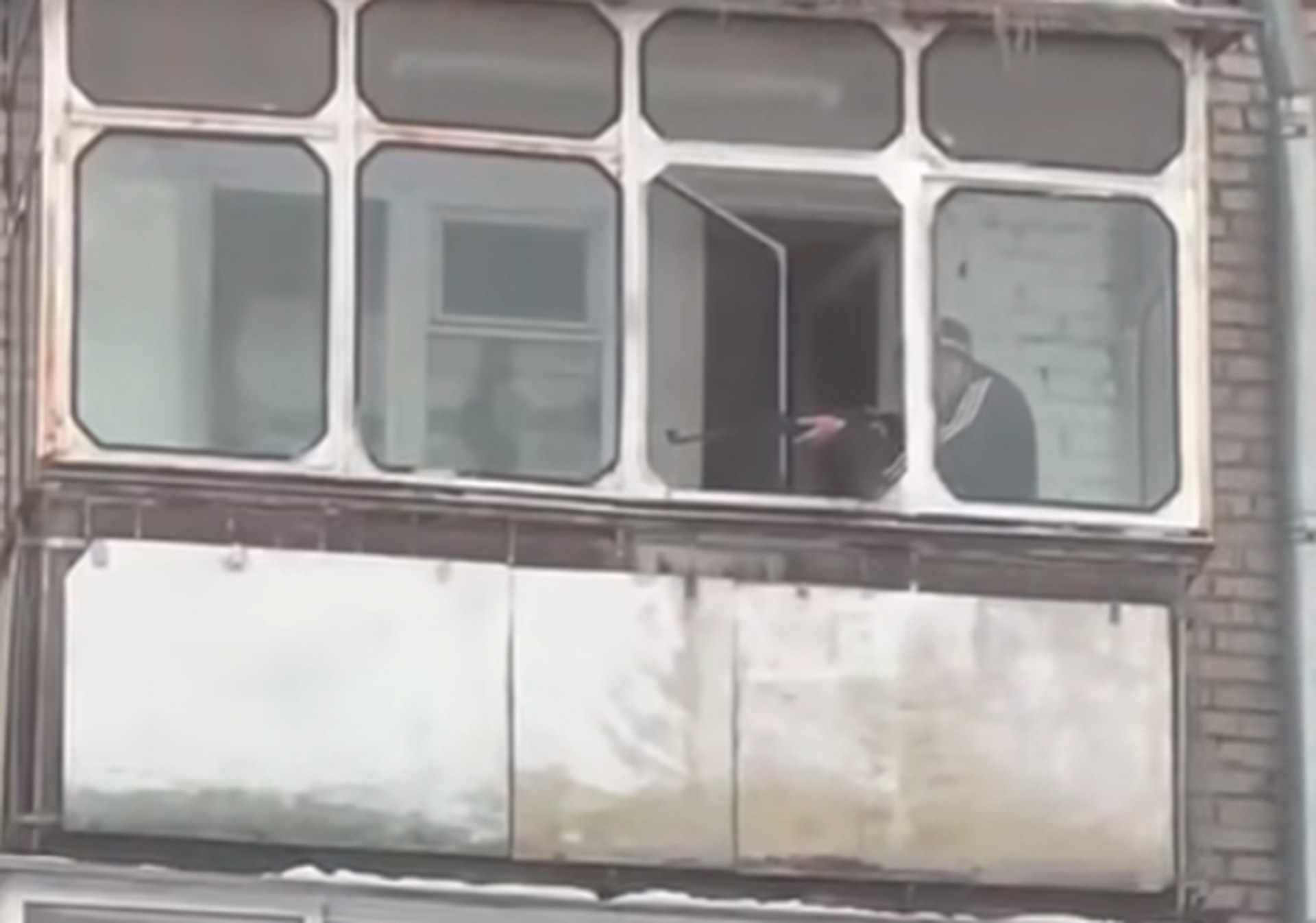 «Прицелился несколько раз»: мужчину с винтовкой на балконе заметили в российском городе