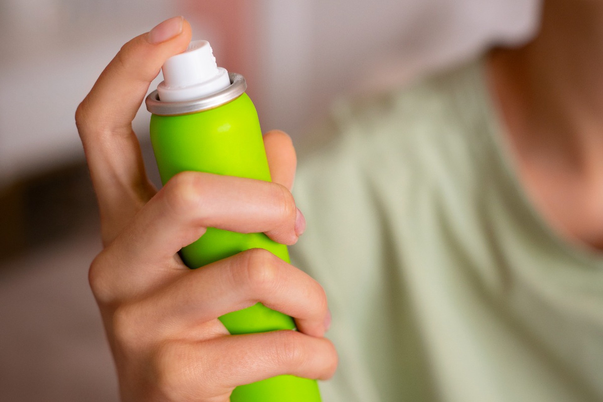 Спасатель напомнил о правилах хранения спреев от насекомых дома во избежание смерти