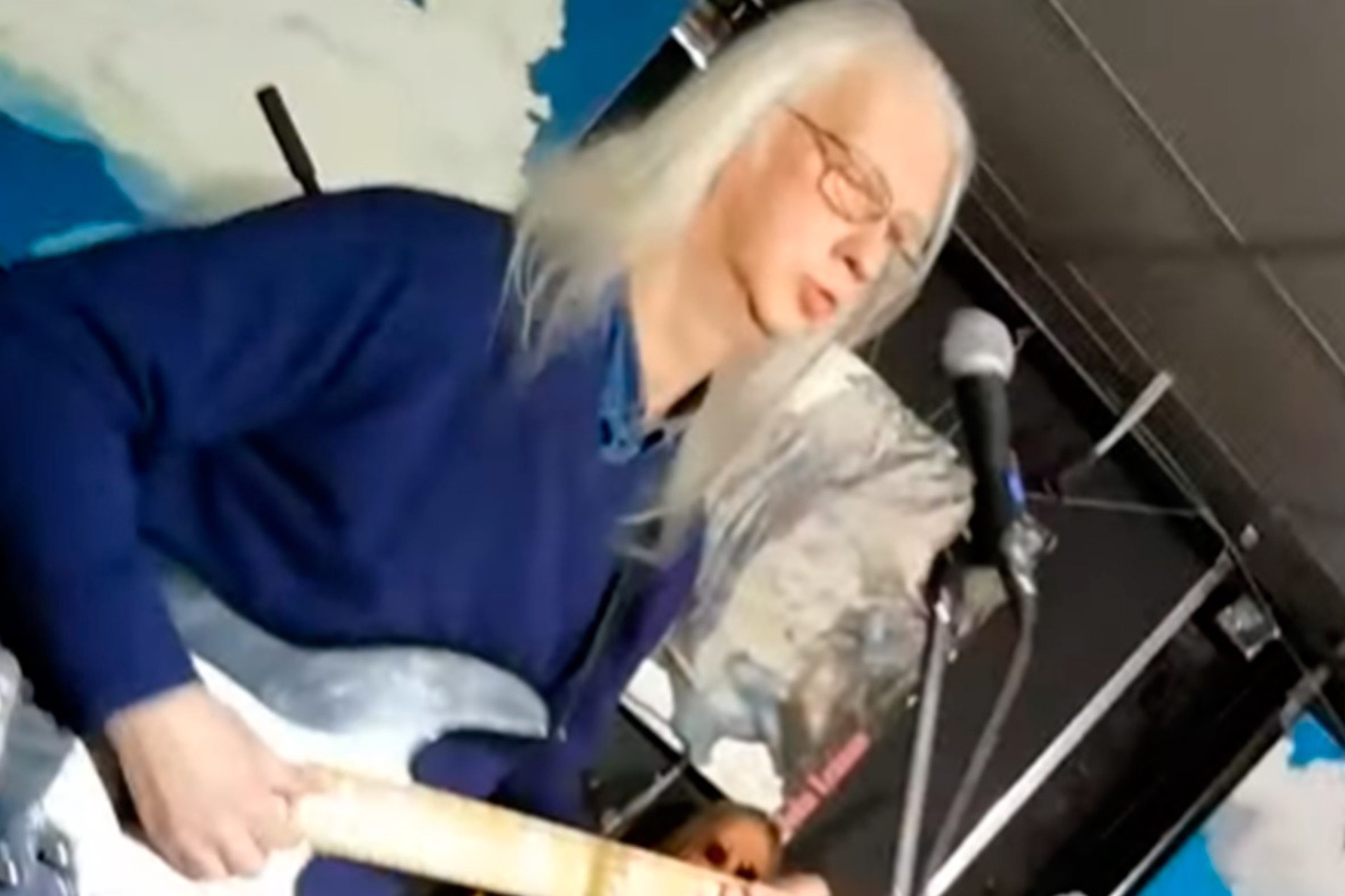 Наследство от Пугачевой: пожилой басист Лолиты стал звездой соцсетей