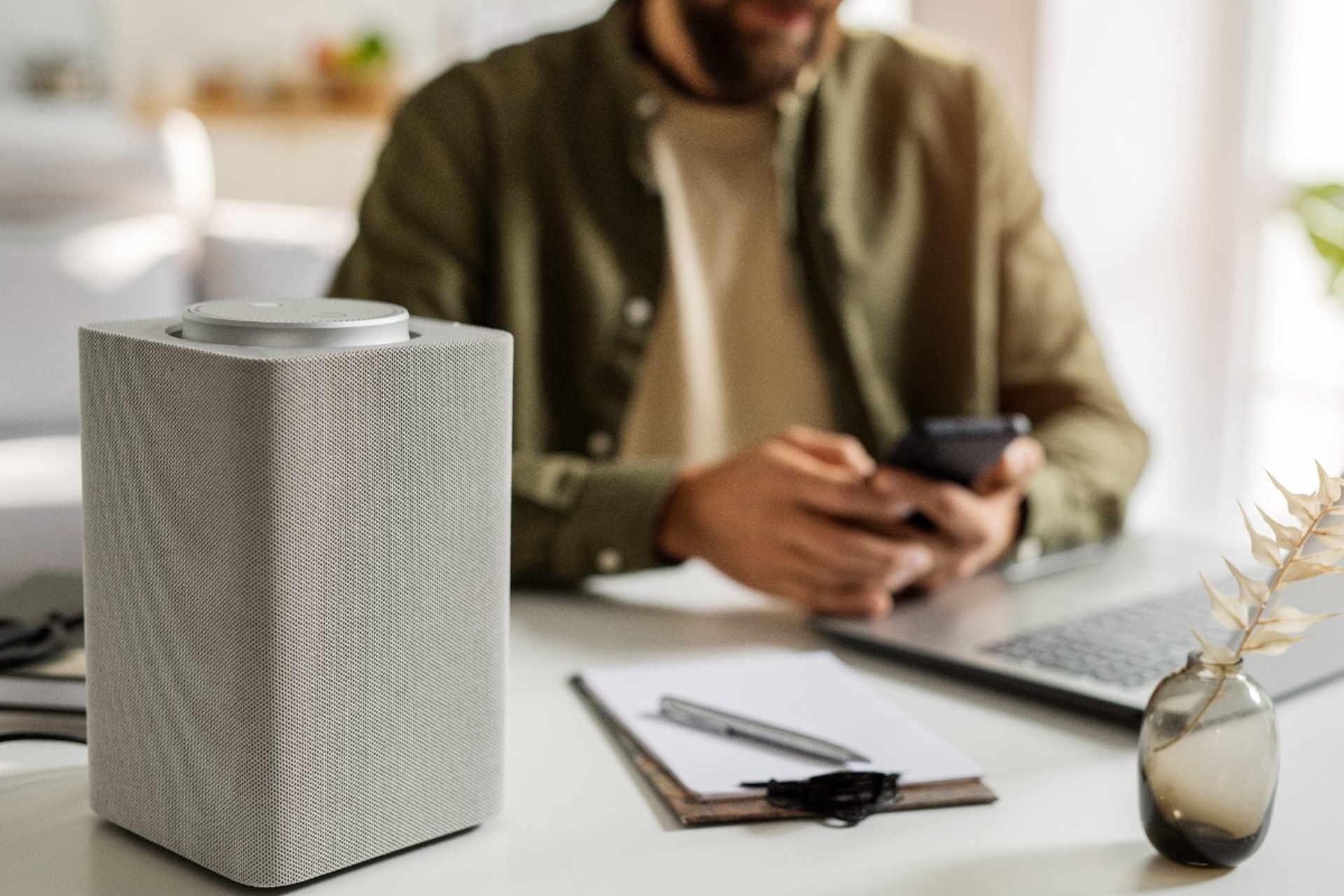 О каких пяти вещах лучше не говорить рядом с умной колонкой, рассказал эксперт по кибербезопасности