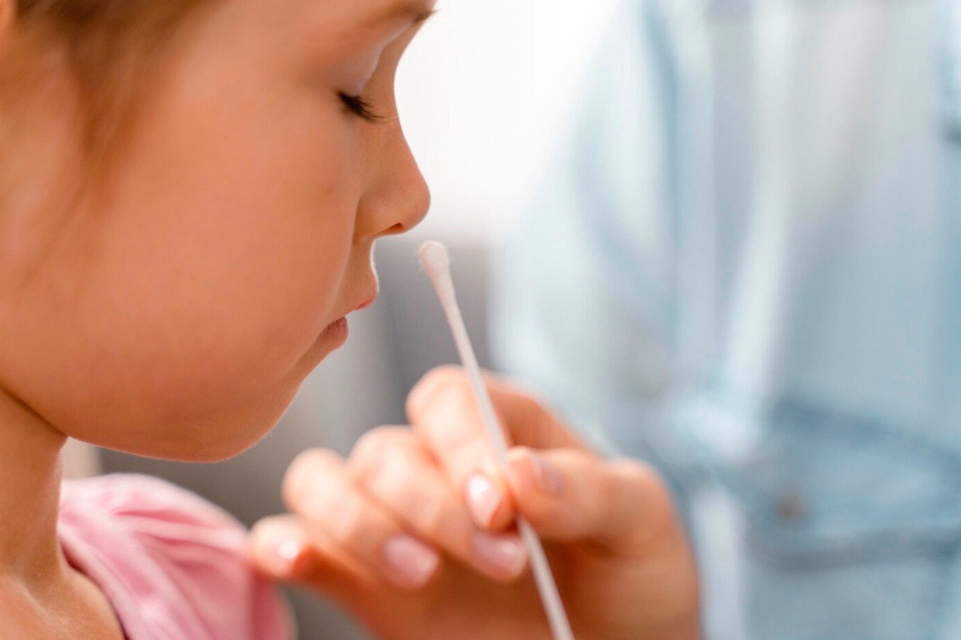 Врач предупредил о необратимых последствиях неправильного промывания носа у детей