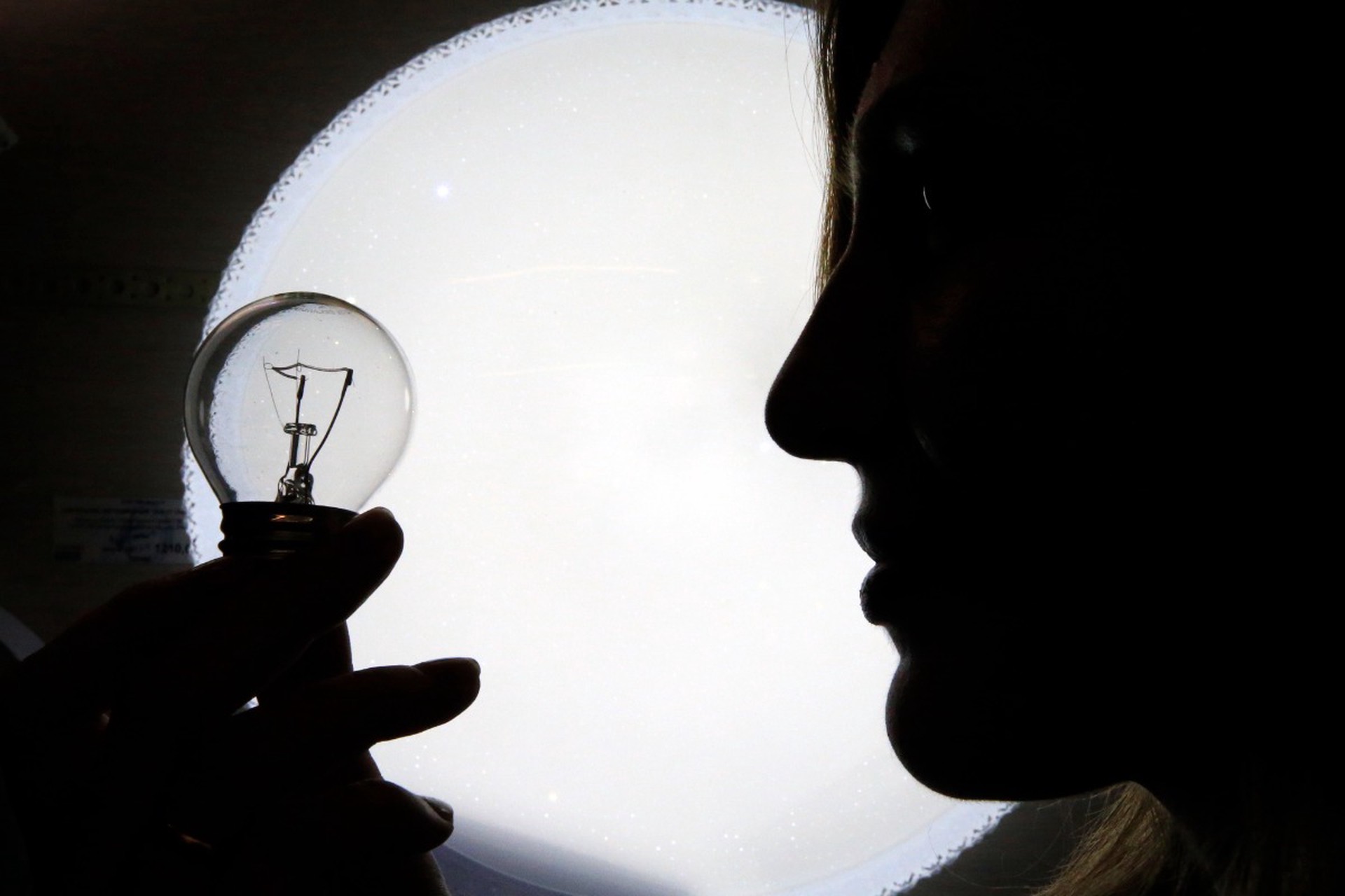 Россиянам напомнили об уголовной ответственности за разбитую лампочку в подъезде