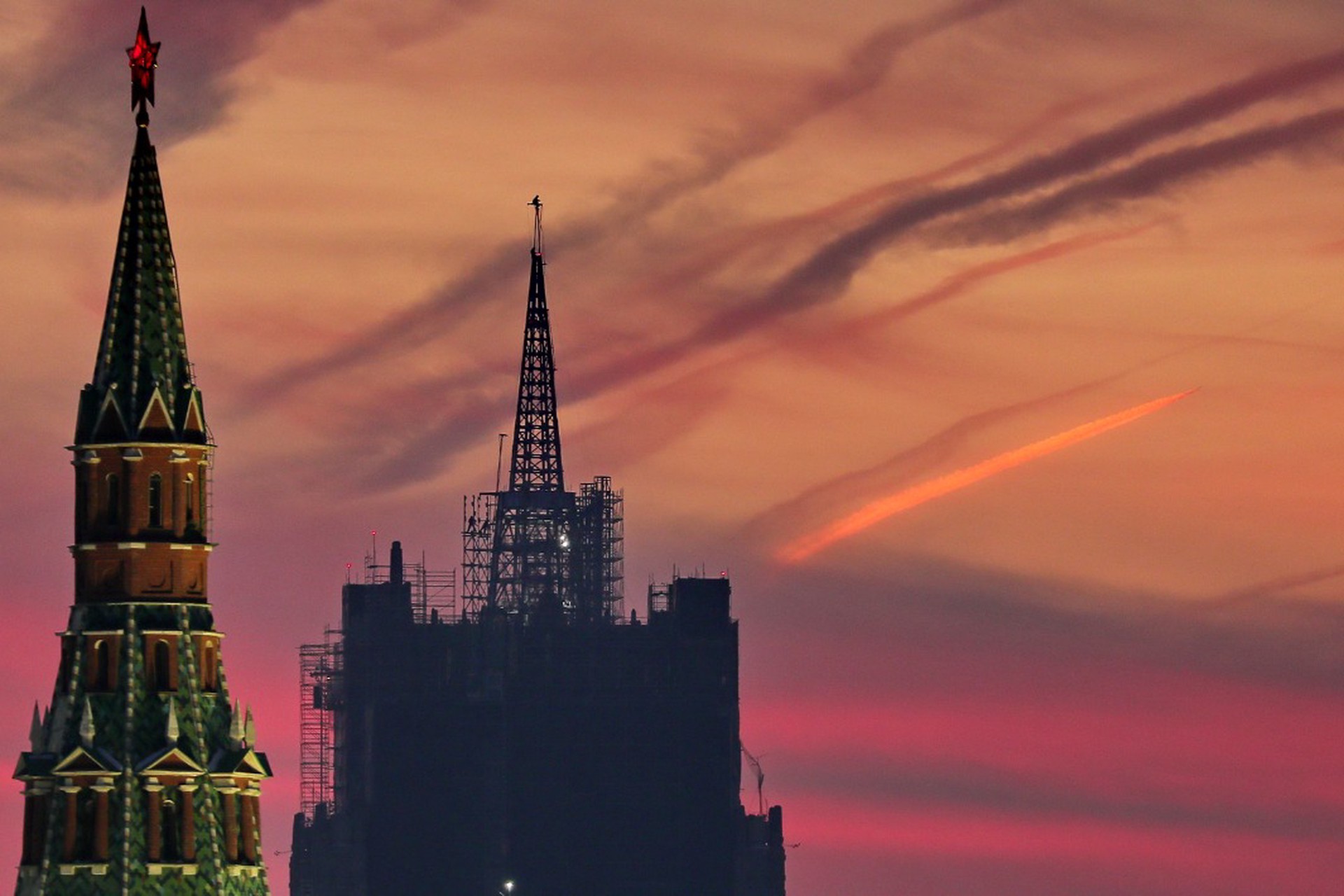 Метеоролог: Розовое небо над Москвой – тревожный звоночек для автомобилистов