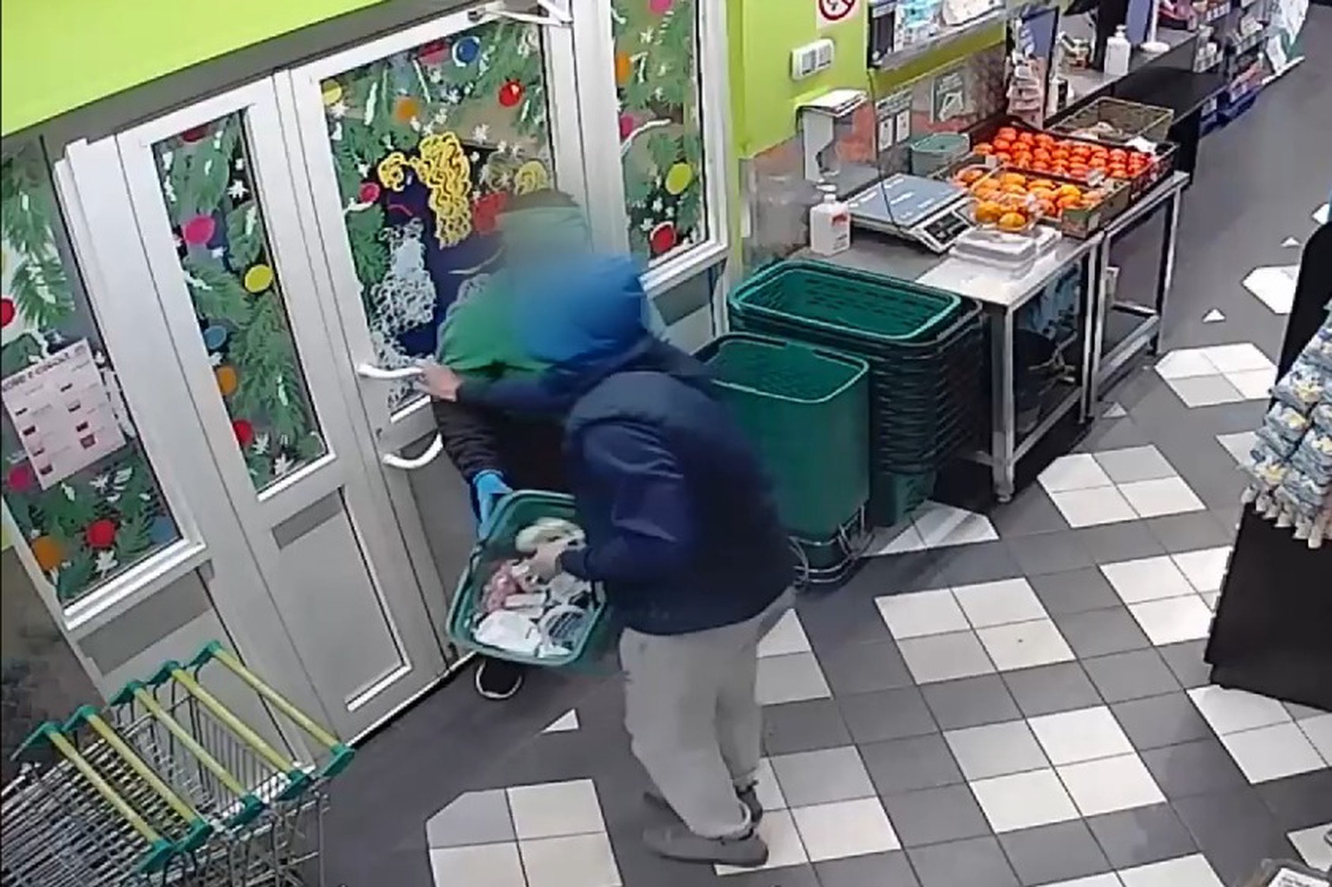 Неадекват с ножом ограбил супермаркет в Москве