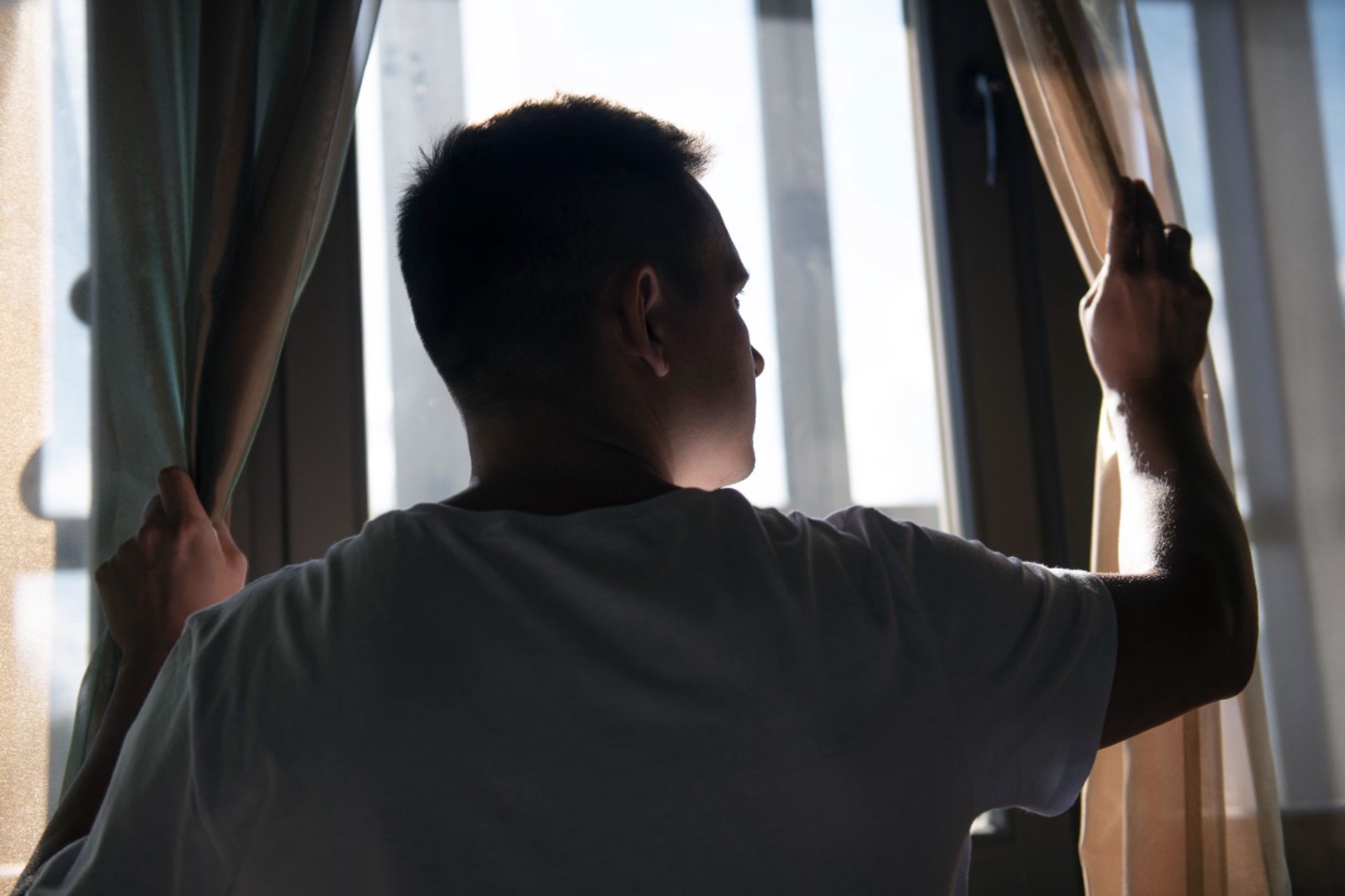 Тяга к подглядыванию за соседями может обернуться тюрьмой, предупредила юрист