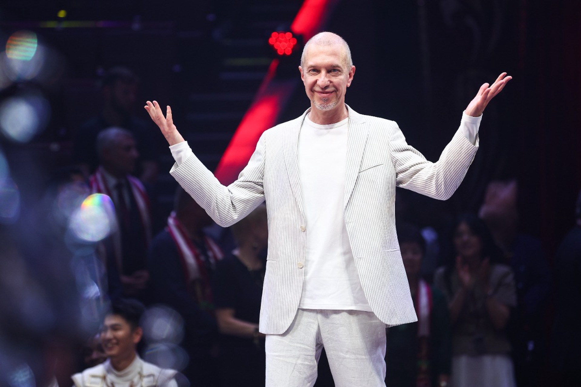 Российских звезд призвали сочинять песни про мам, а не про секс