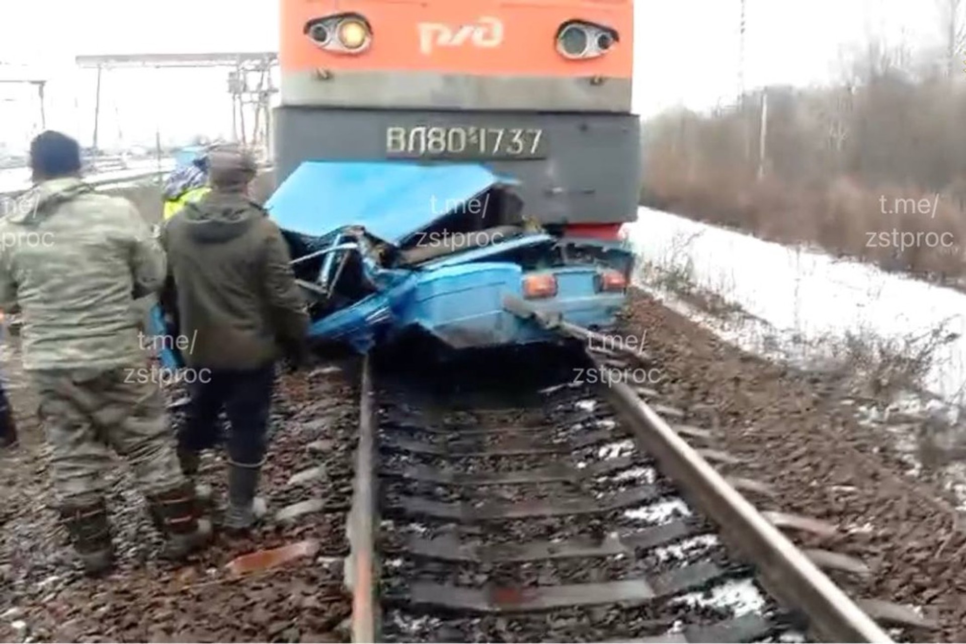 «Сибирский экспресс» на полном ходу врезался в легковушку: есть пострадавшие