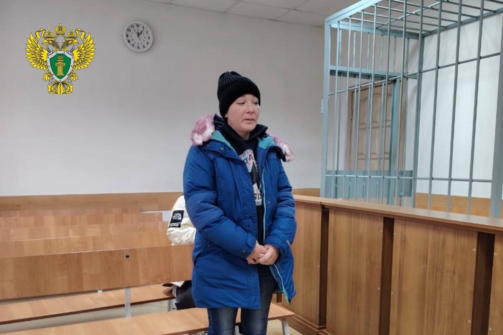 Ребенок на цепи: мать-алкоголичку осудили за истязание сына