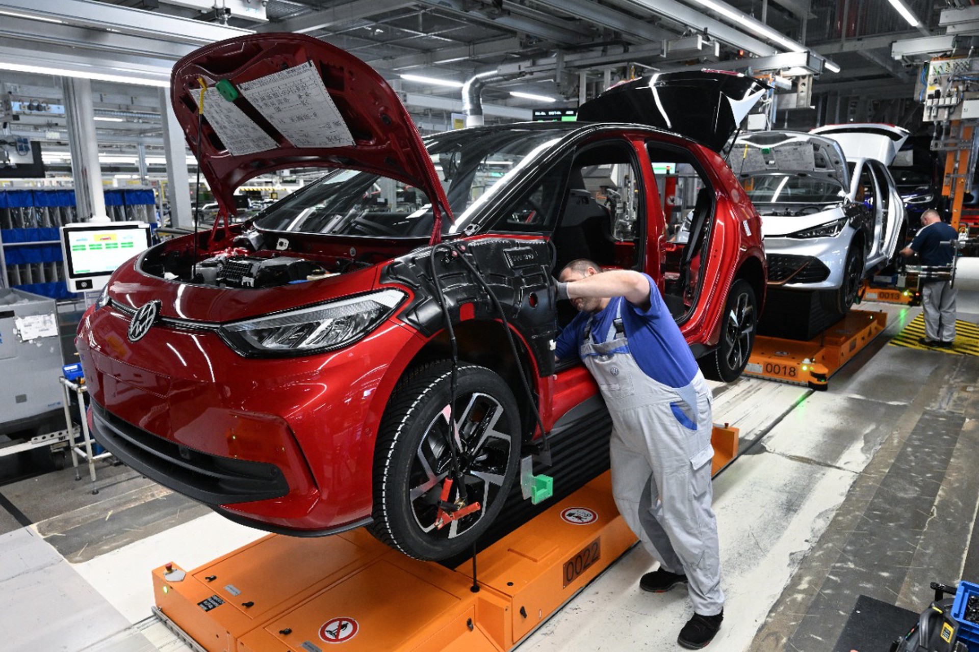 В бывшие автозаводы GM и Volkswagen вложат 90 млрд рублей