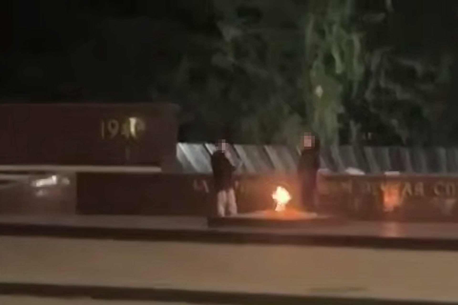 Подростки пожарили еду на Вечном огне