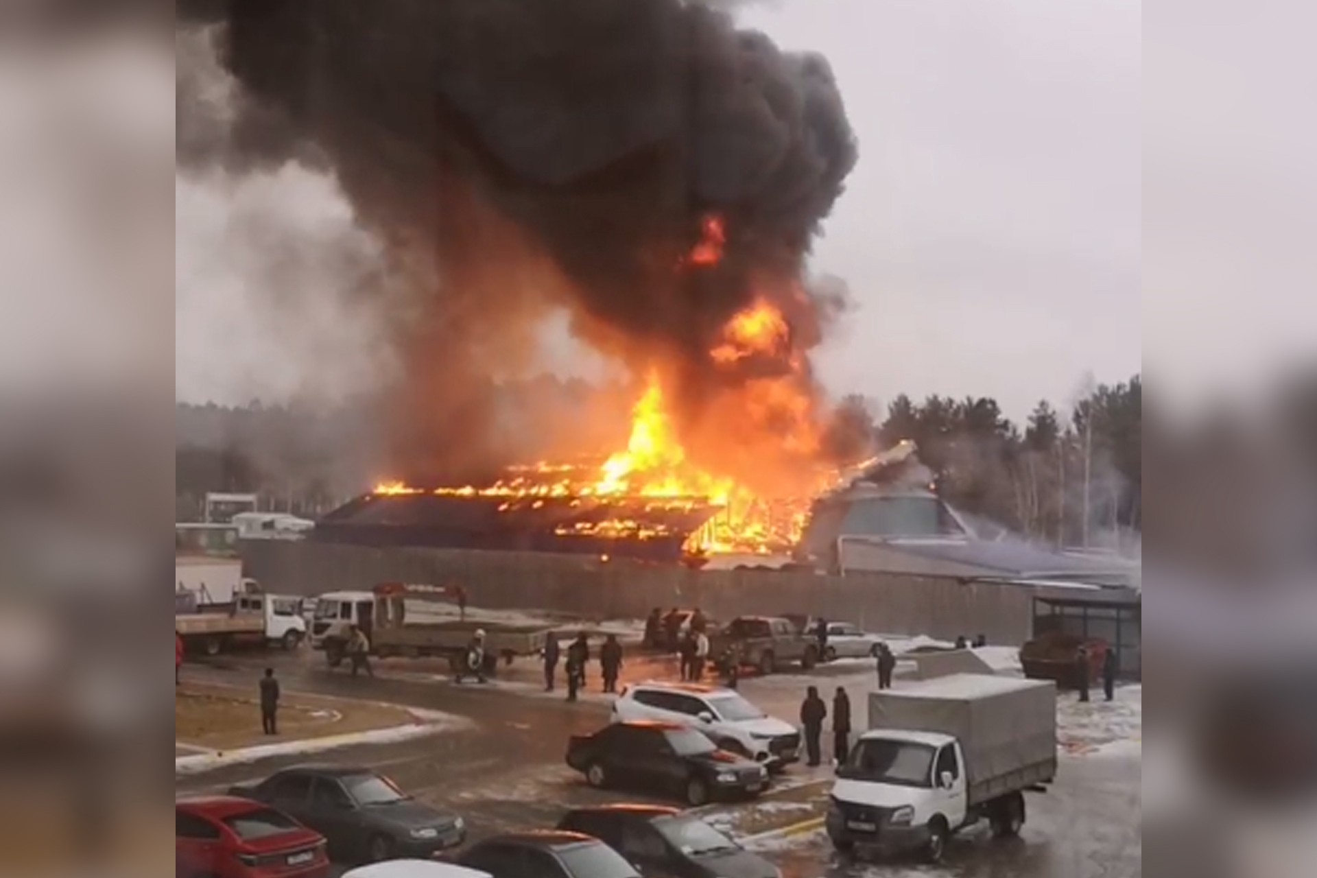 Мощный пожар охватил российский супермаркет