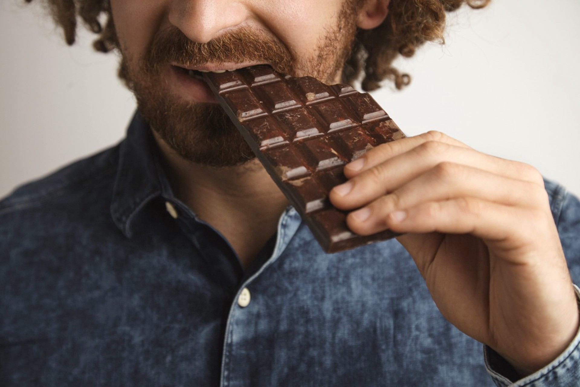 Эксперт «Роскачества» объяснила, по каким признакам можно выявить поддельный шоколад