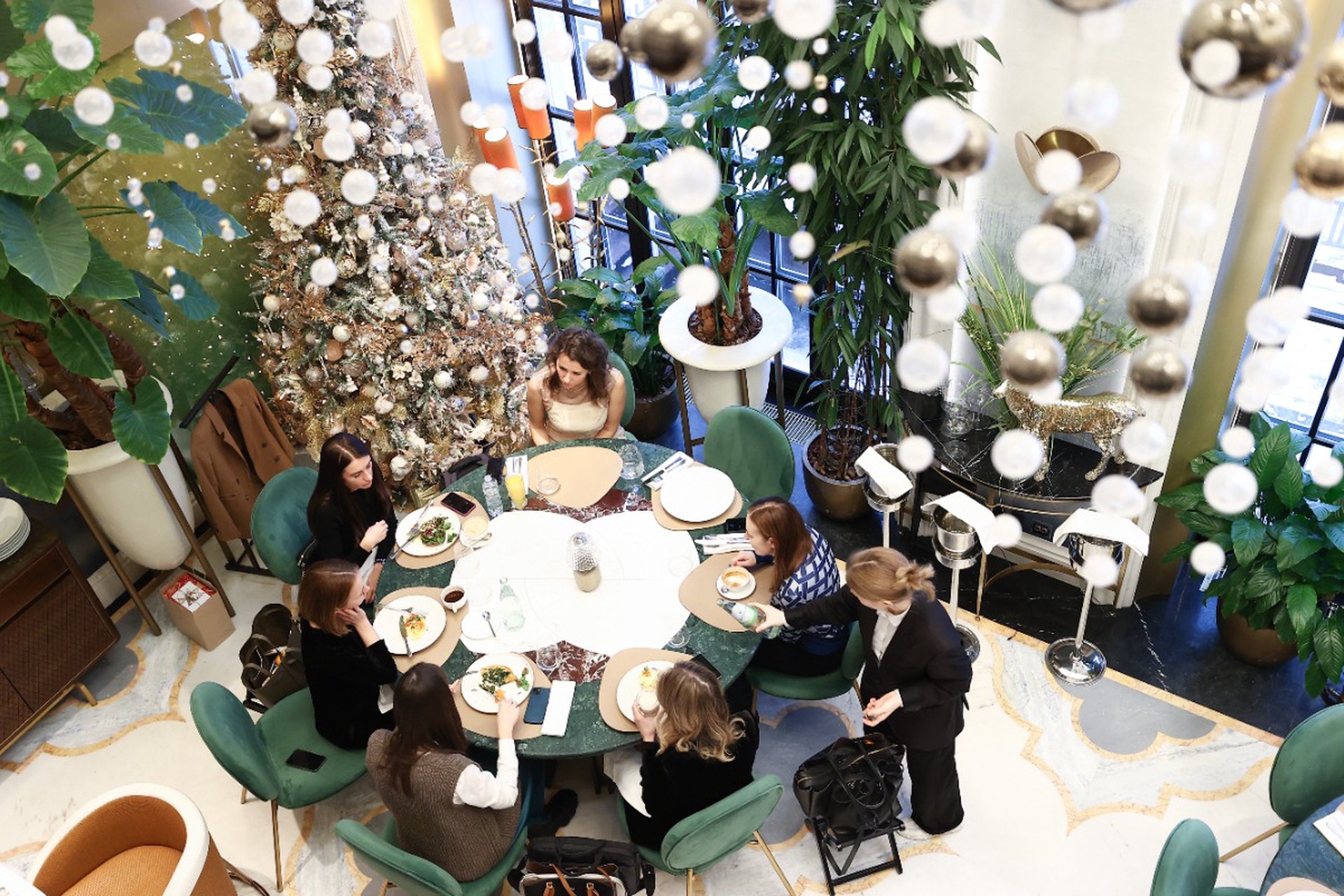 Онищенко осудил людей, празднующих Новый год в ресторанах