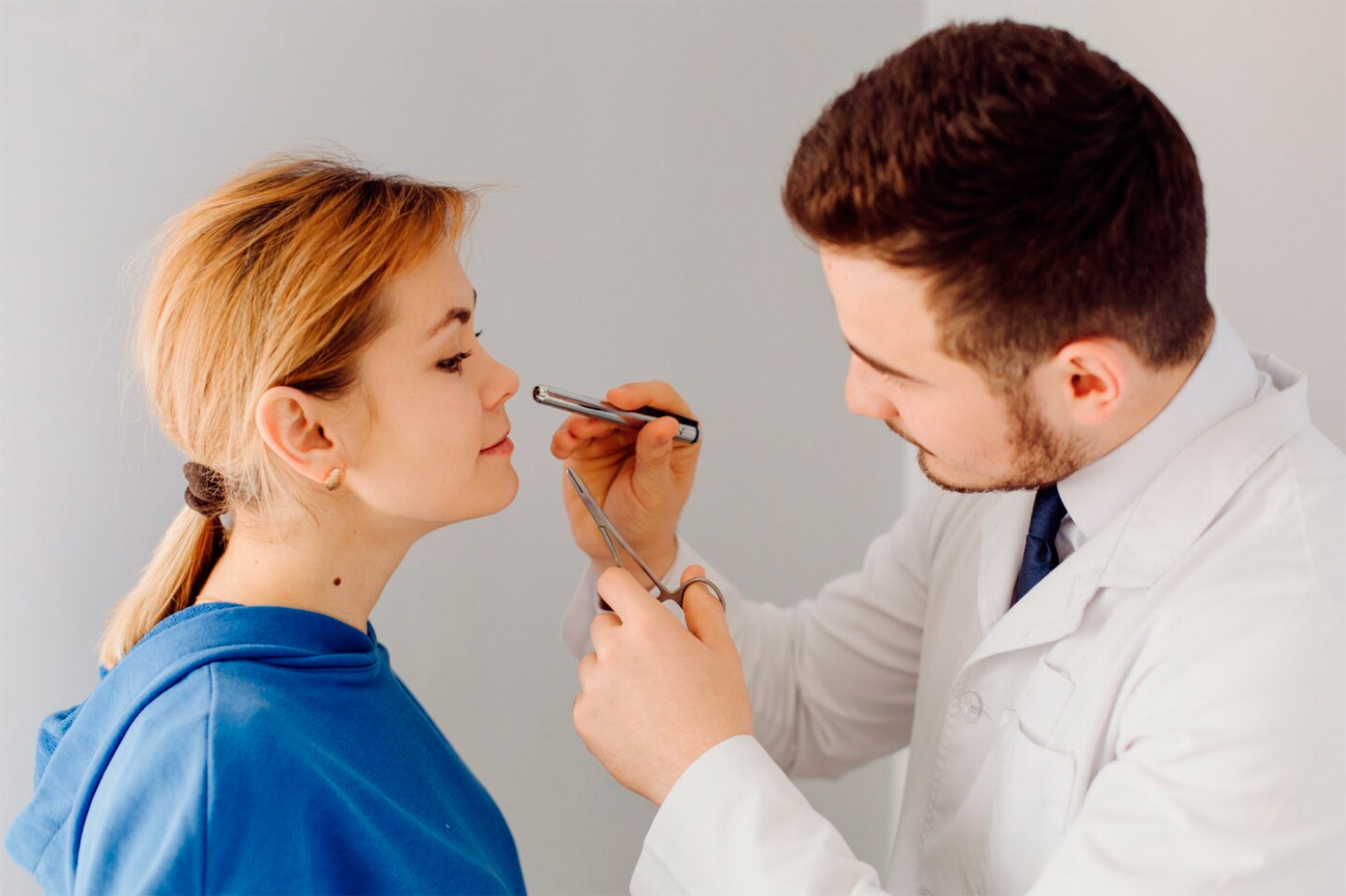 Врач предостерег от использования вибрирующих предметов для лечения заложенности носа