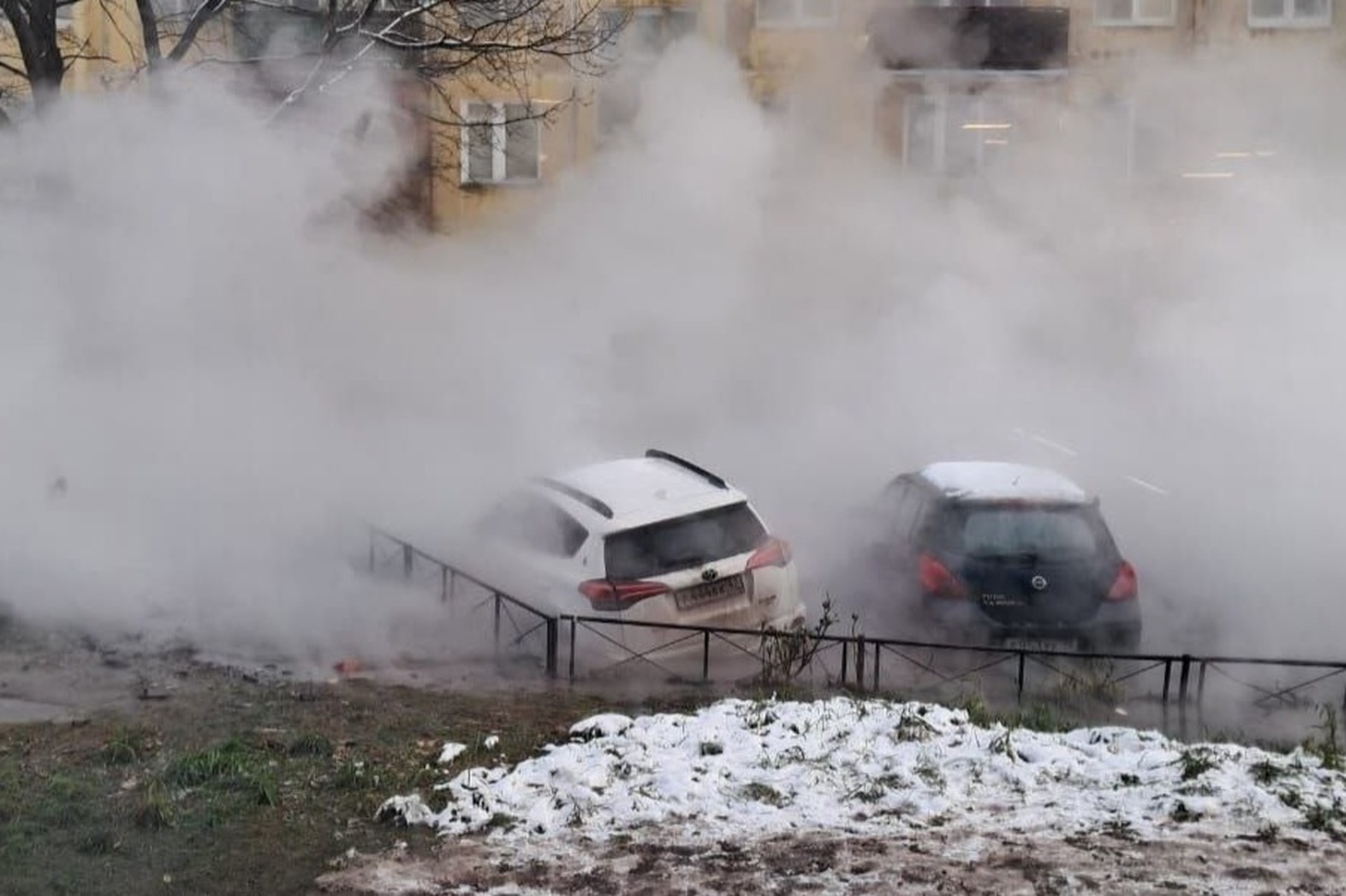Кипяток заливает машины на улицах российского города